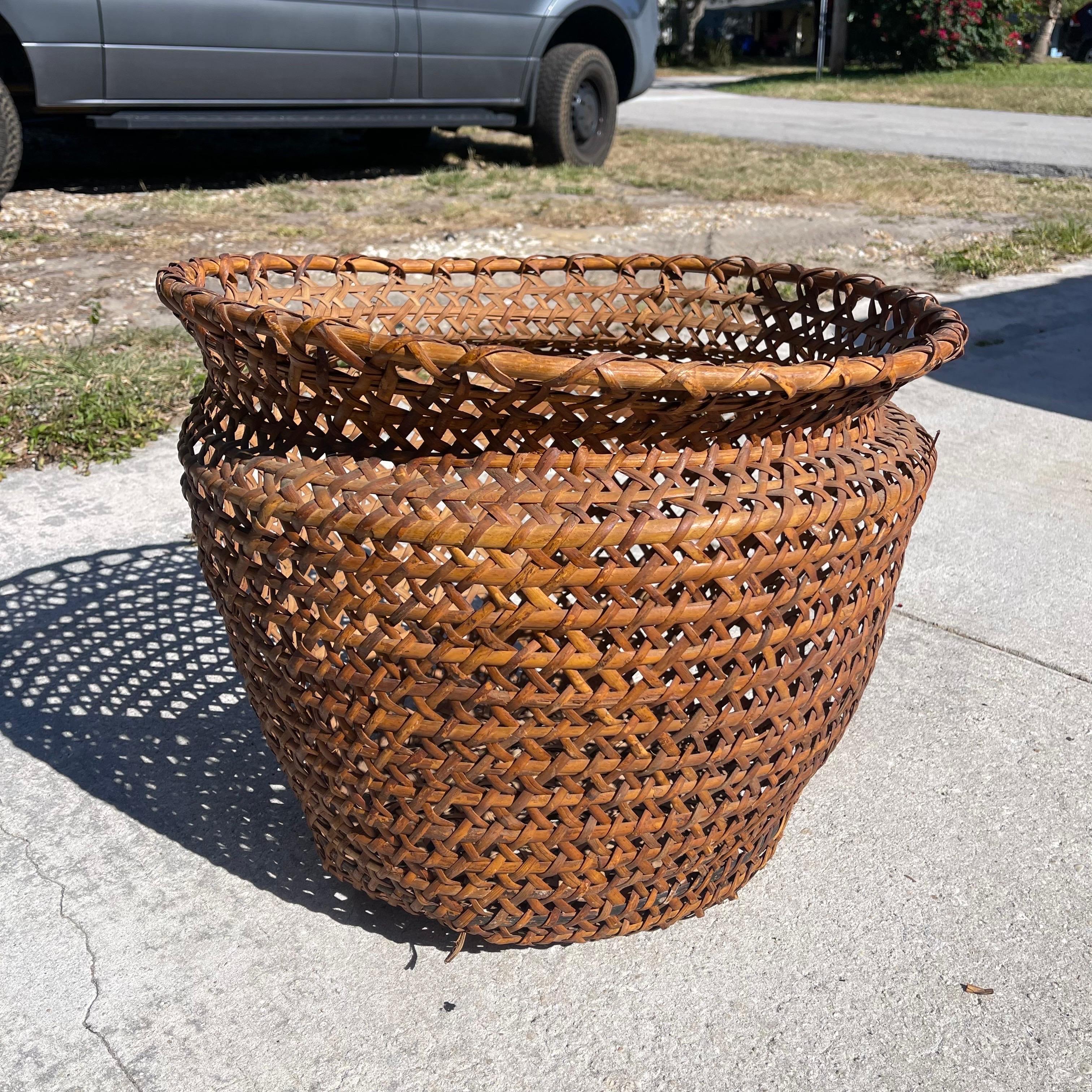 Mid-20th Century Handwoven Cane Wicker Rattan Basket In Good Condition For Sale In Jensen Beach, FL