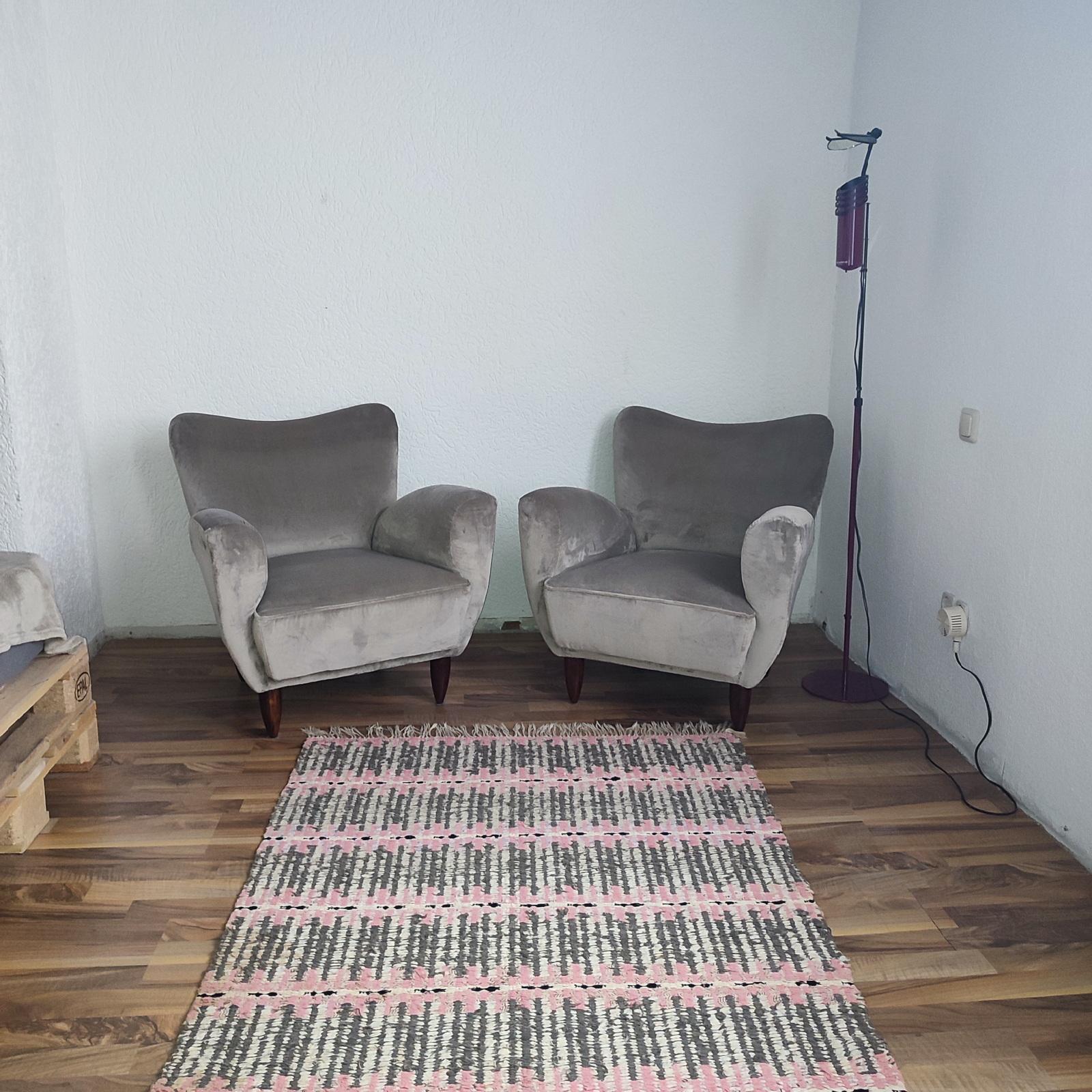 Mid-20th-century Swedish rag rug. It features a geometric stripe design in muted tones of ecru, grey, pink, lilac and black.
110x210 cm
In a very good used condition.