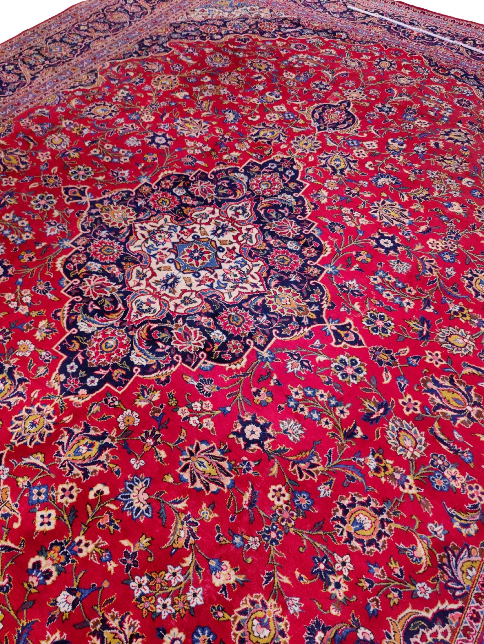 Mid-20th Century Hand-Knotted Oriental Wool Carpet in Red and Blue In Good Condition For Sale In Darmstadt, DE