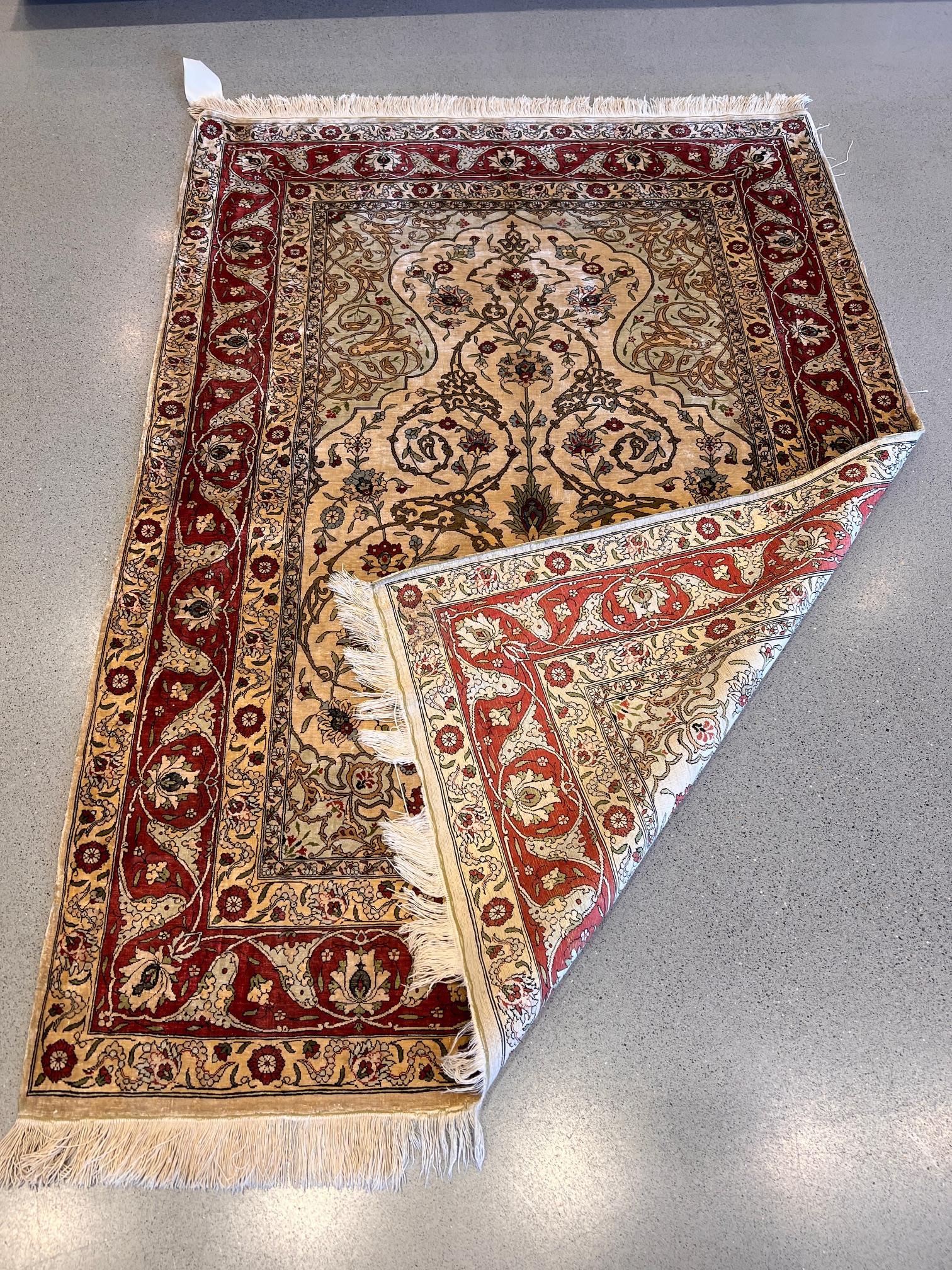 Tapis en soie turque Hereke tissé à la main au milieu du 20e siècle Bon état - En vente à West Hollywood, CA