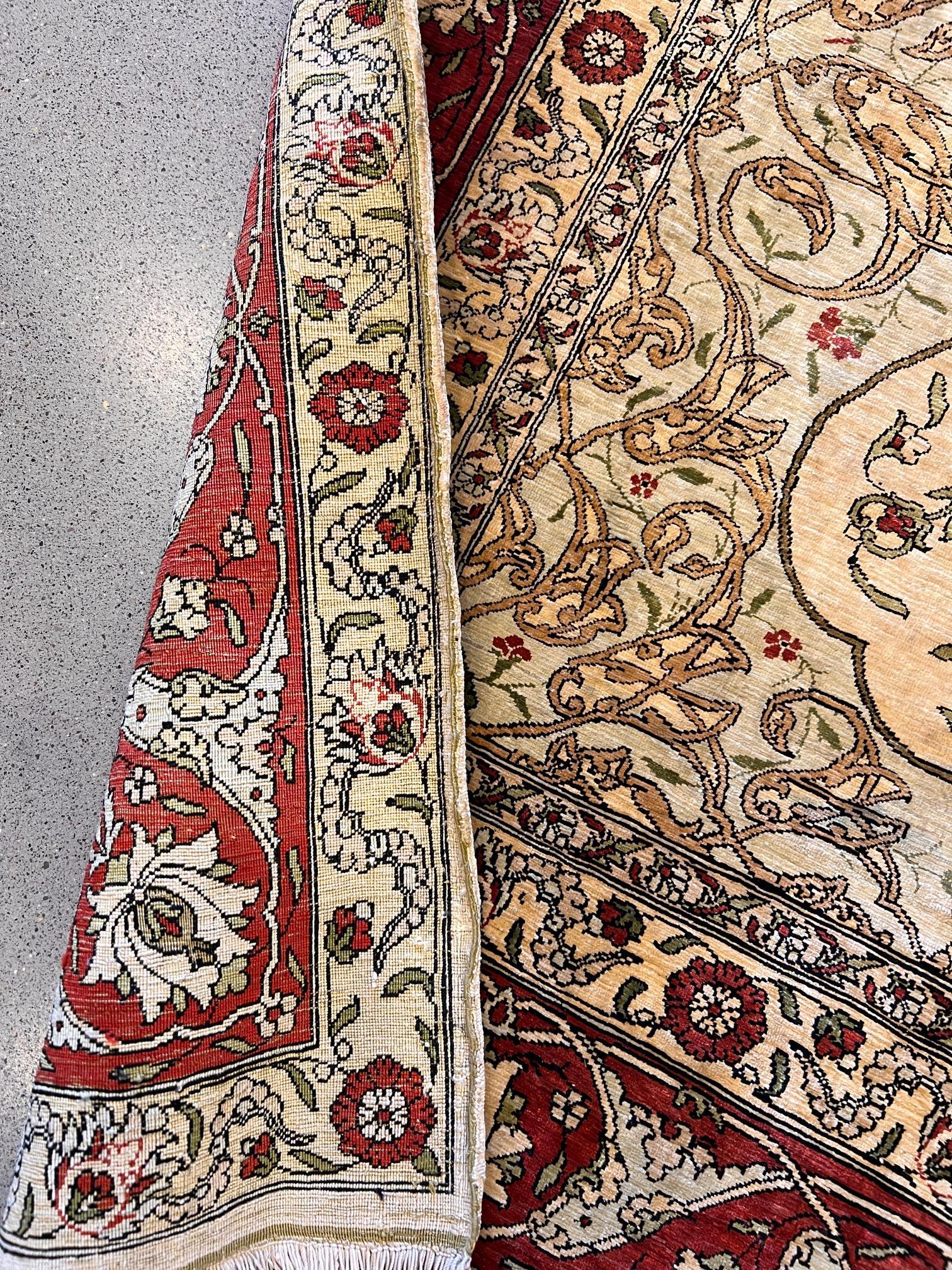 Tapis en soie turque Hereke tissé à la main au milieu du 20e siècle en vente 1