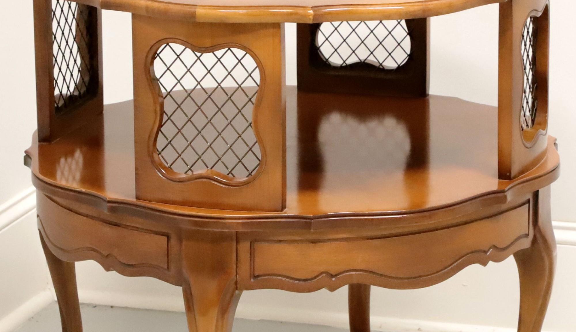 20ième siècle Table d'appoint ronde en bois dur, maille de laiton et cuir du milieu du 20e siècle en vente
