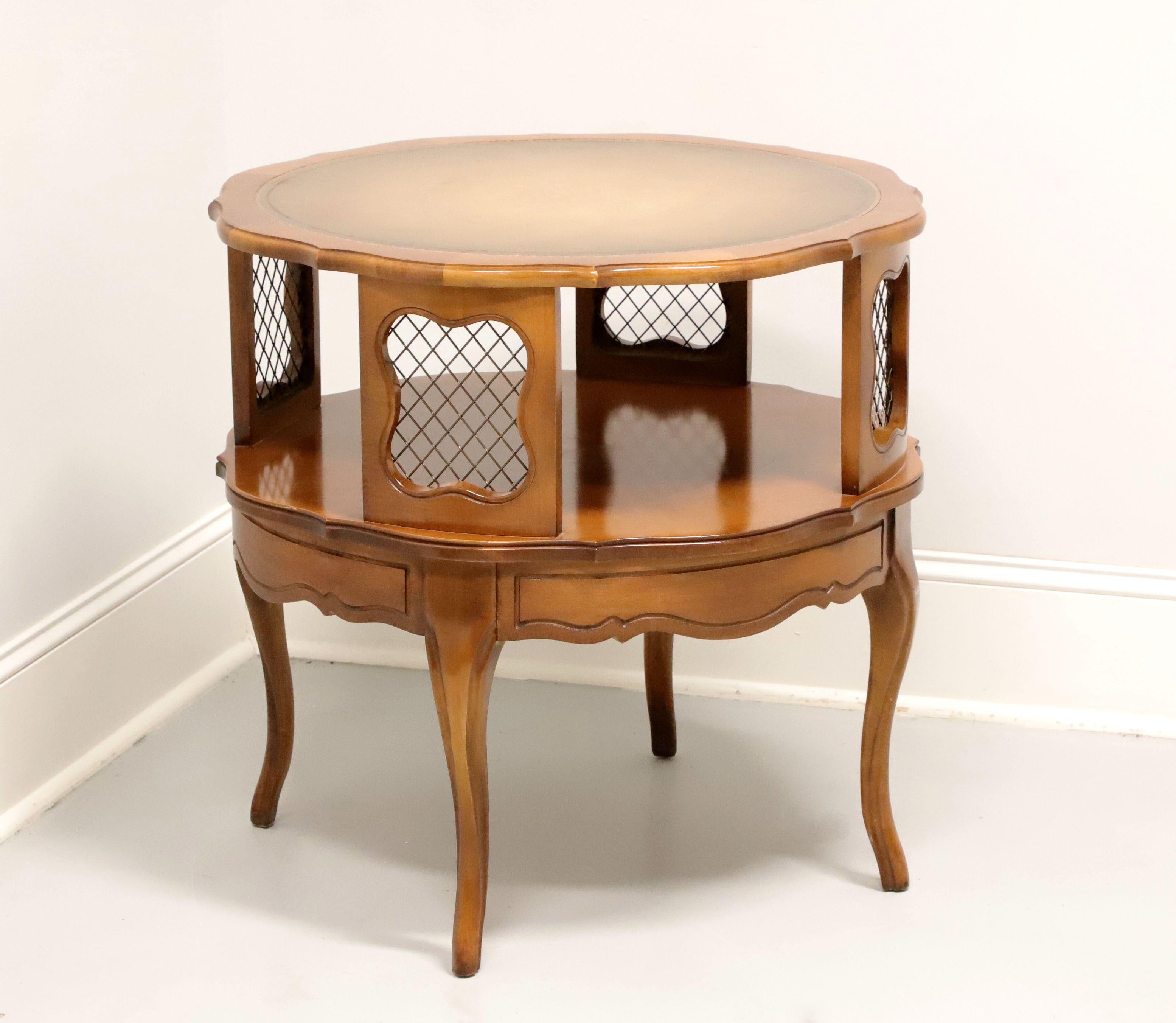 Table d'appoint ronde en bois dur, maille de laiton et cuir du milieu du 20e siècle en vente 2
