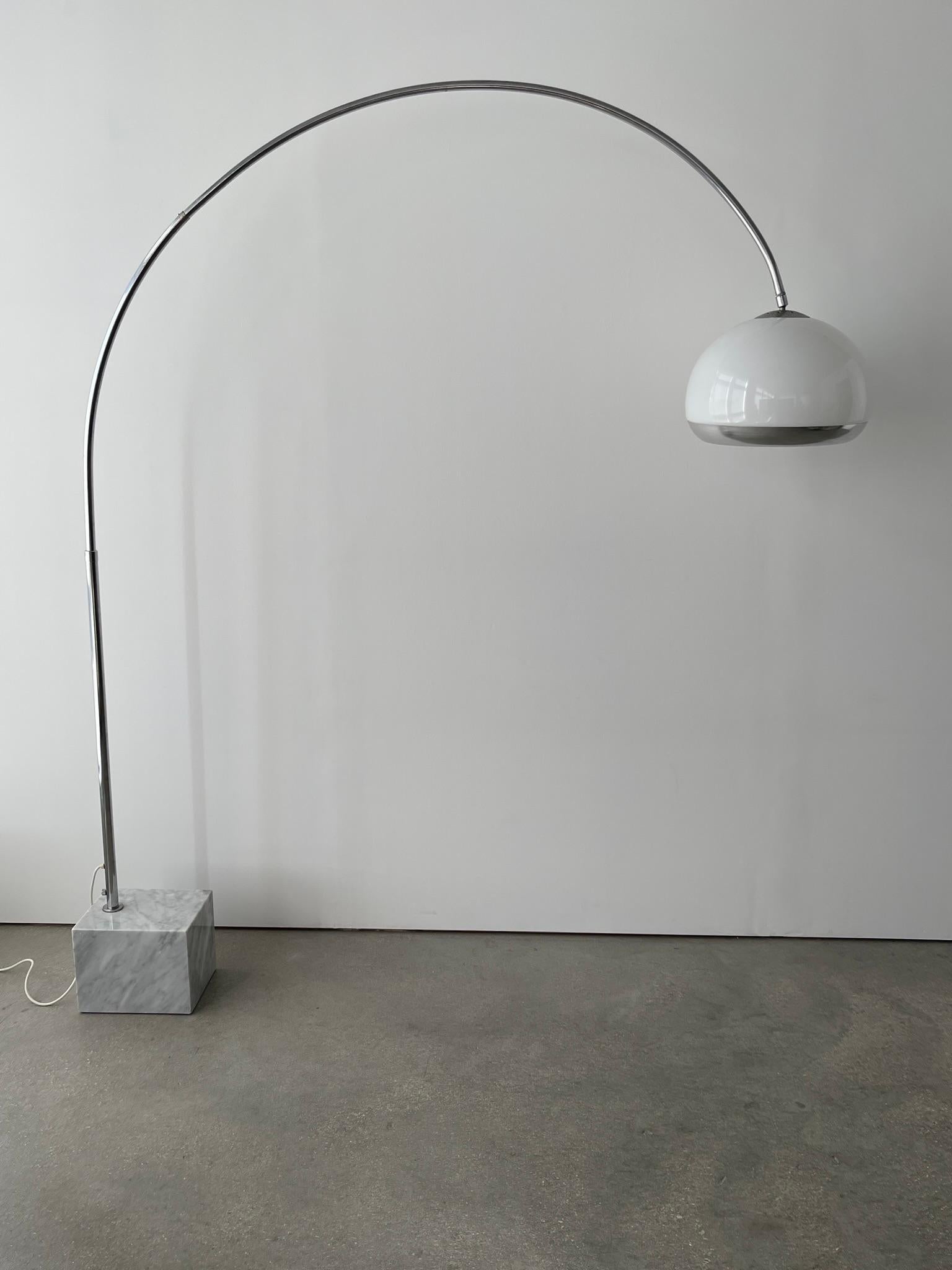 Mid 20th Century Harvey Guzzini Arc Floor Lamp for Laurel Lamp Co In Good Condition In Miami, FL