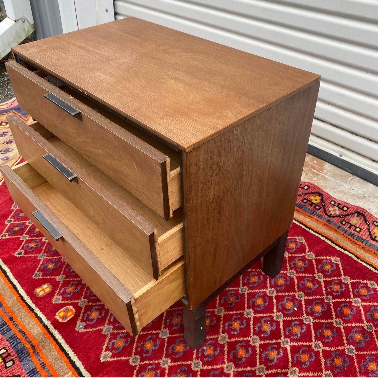 Petite commode à 3 tiroirs de style Harvey Probber du milieu du 20e siècle Bon état - En vente à Charleston, SC