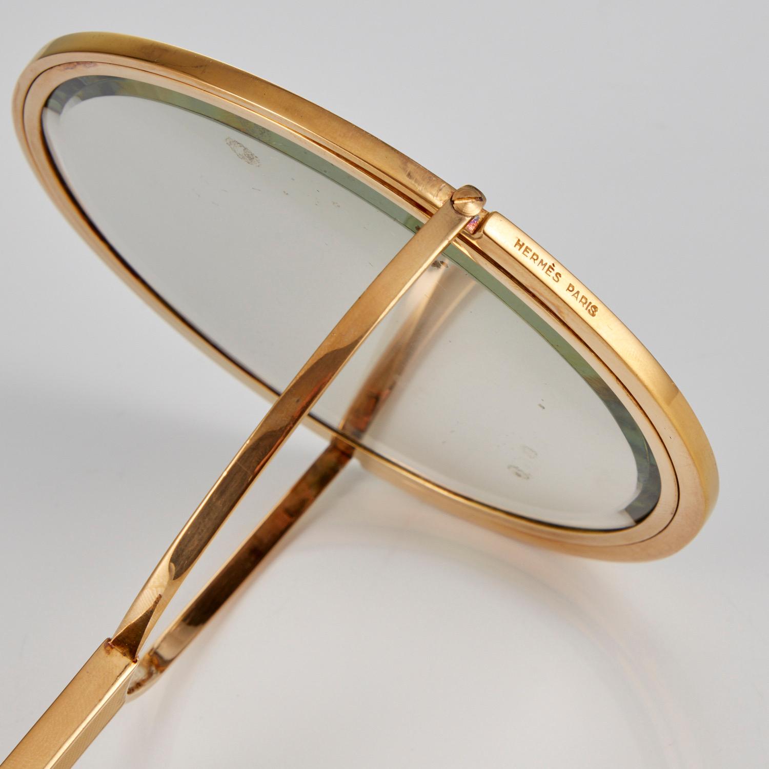 Français Miroir à main Hermès en argent doré du milieu du XXe siècle, Paris, vers 1950 en vente