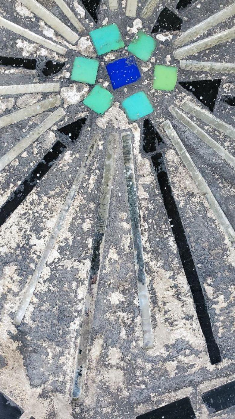 20ième siècle Table d'appoint en chêne à mosaïque hexagonale du milieu du 20e siècle Wabi Sabi en vente