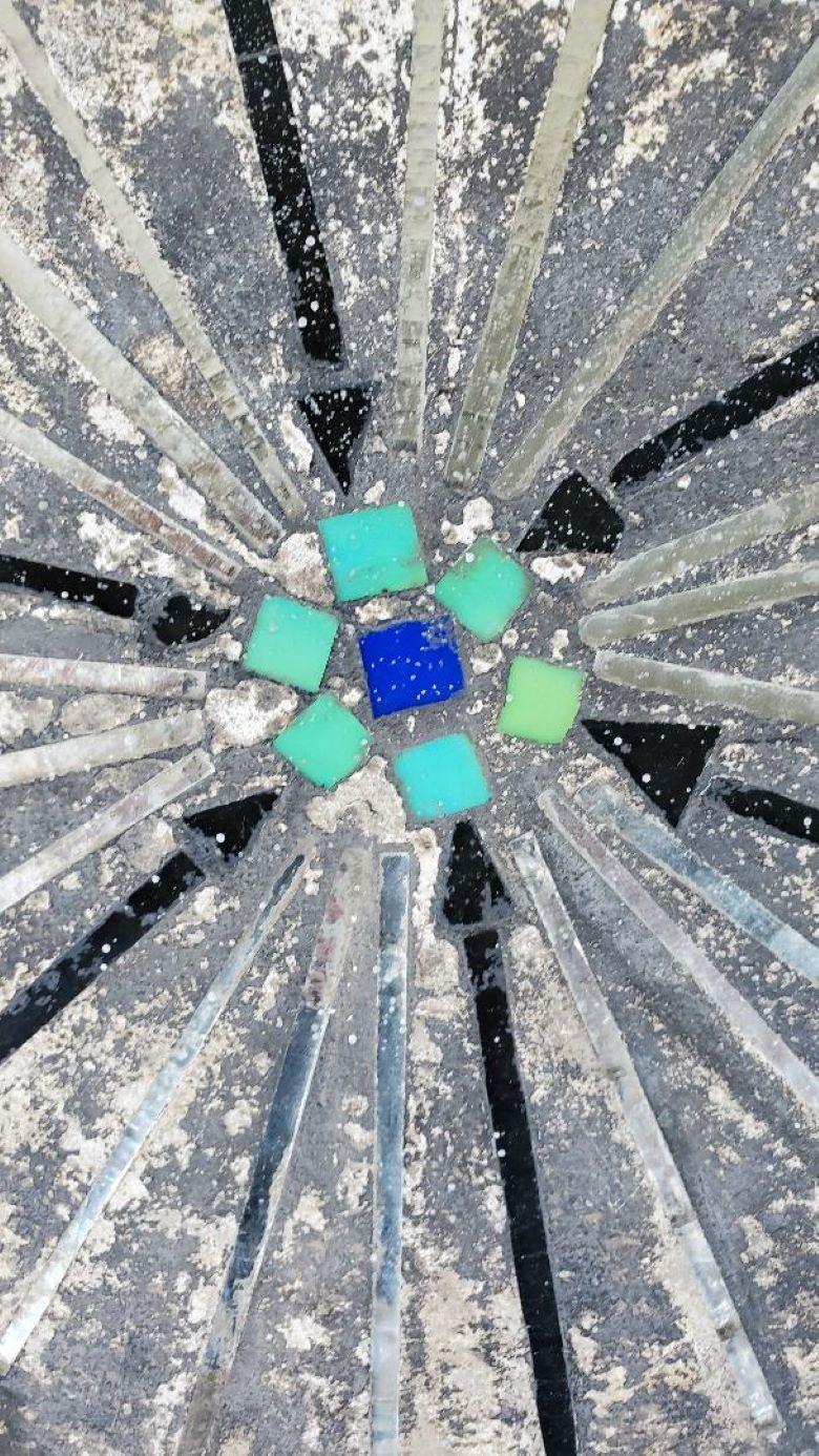 Céramique Table d'appoint en chêne à mosaïque hexagonale du milieu du 20e siècle Wabi Sabi en vente