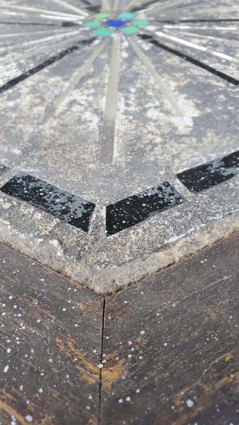 Table d'appoint en chêne à mosaïque hexagonale du milieu du 20e siècle Wabi Sabi en vente 2