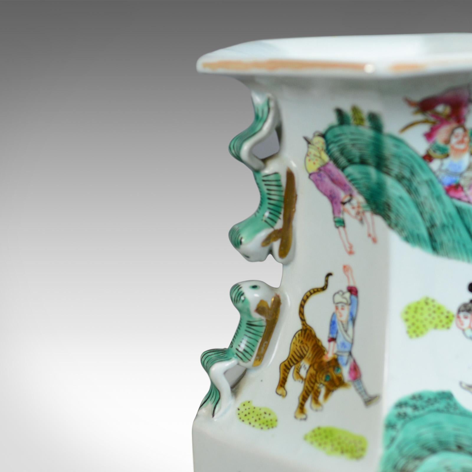 Sechseckige Balustervase aus der Mitte des 20. Jahrhunderts, chinesische Keramikurne (Chinesischer Export) im Angebot