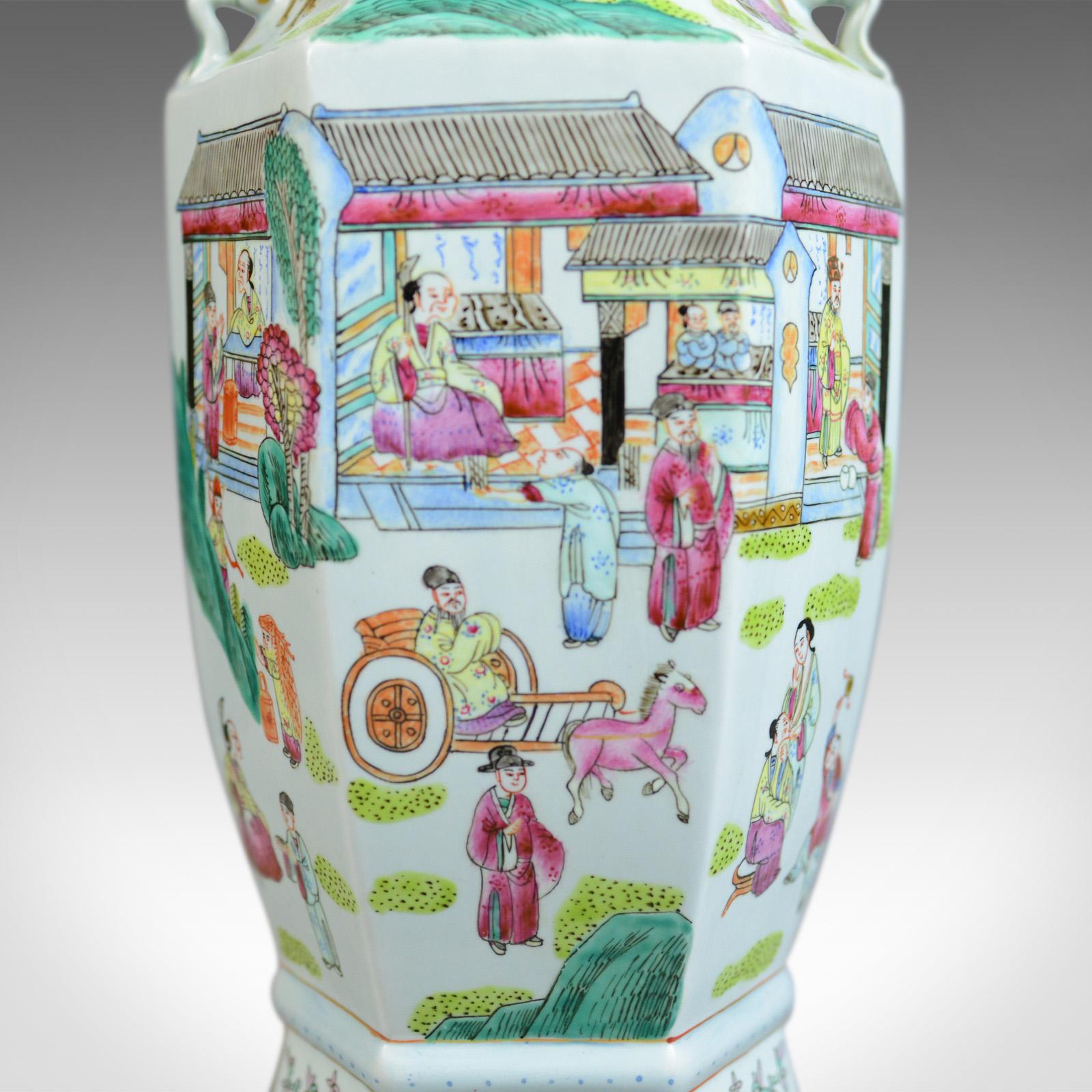 Sechseckige Balustervase aus der Mitte des 20. Jahrhunderts, chinesische Keramikurne (Chinesisch) im Angebot