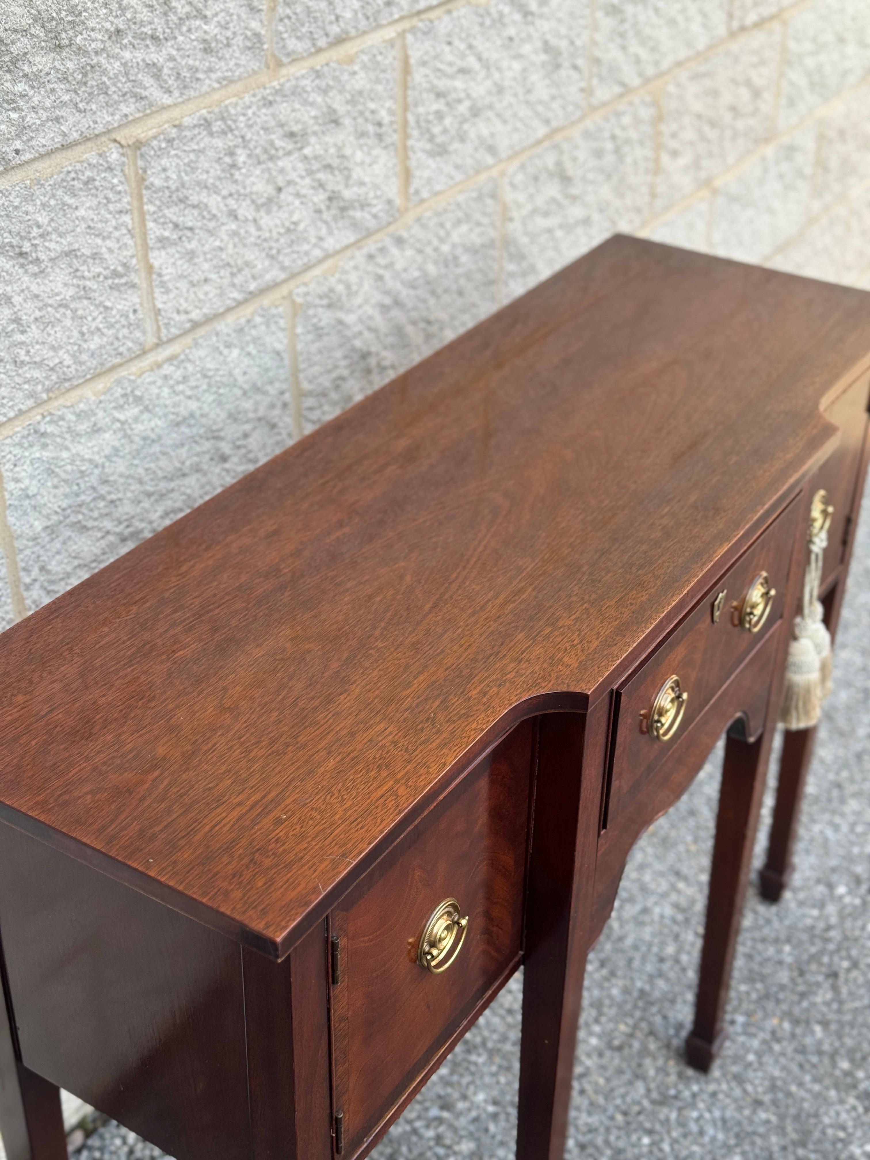 Mid 20th Century Hickory Chair Mahogany Traditional Console Table  In Good Condition In Elkton, MD