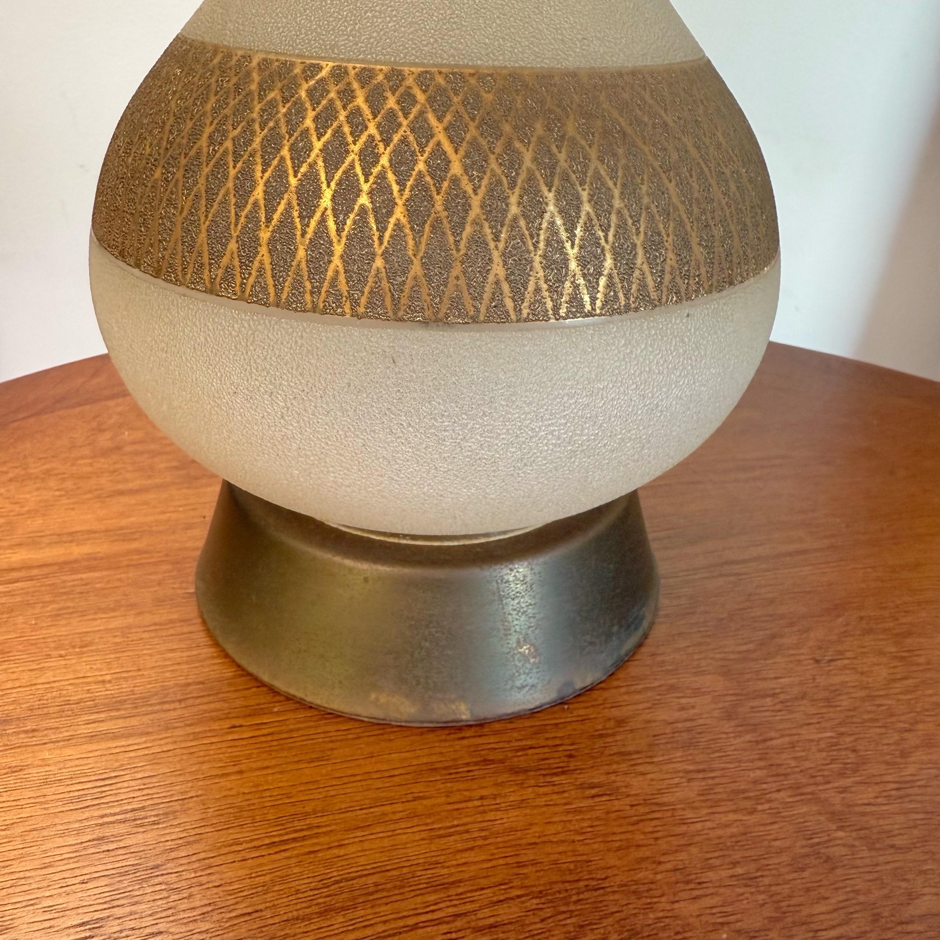 Mitte des 20. Jahrhunderts Hollywood Regency Glaslampe mit goldenem Schirm (amerikanisch) im Angebot