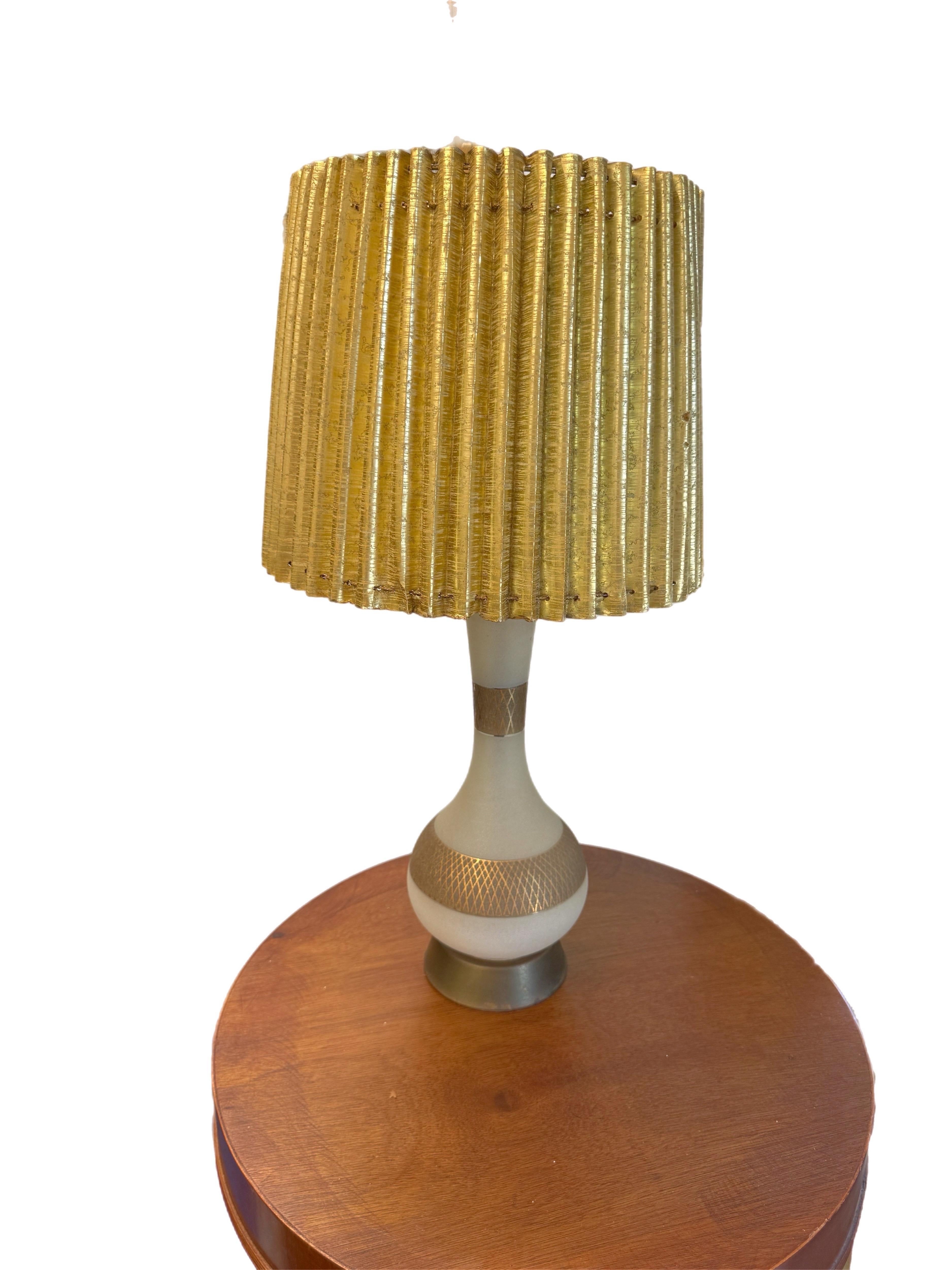 Mitte des 20. Jahrhunderts Hollywood Regency Glaslampe mit goldenem Schirm im Zustand „Gut“ im Angebot in Charleston, SC