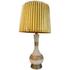 Lampe en verre de style régence hollywoodienne du milieu du 20e siècle avec abat-jour doré