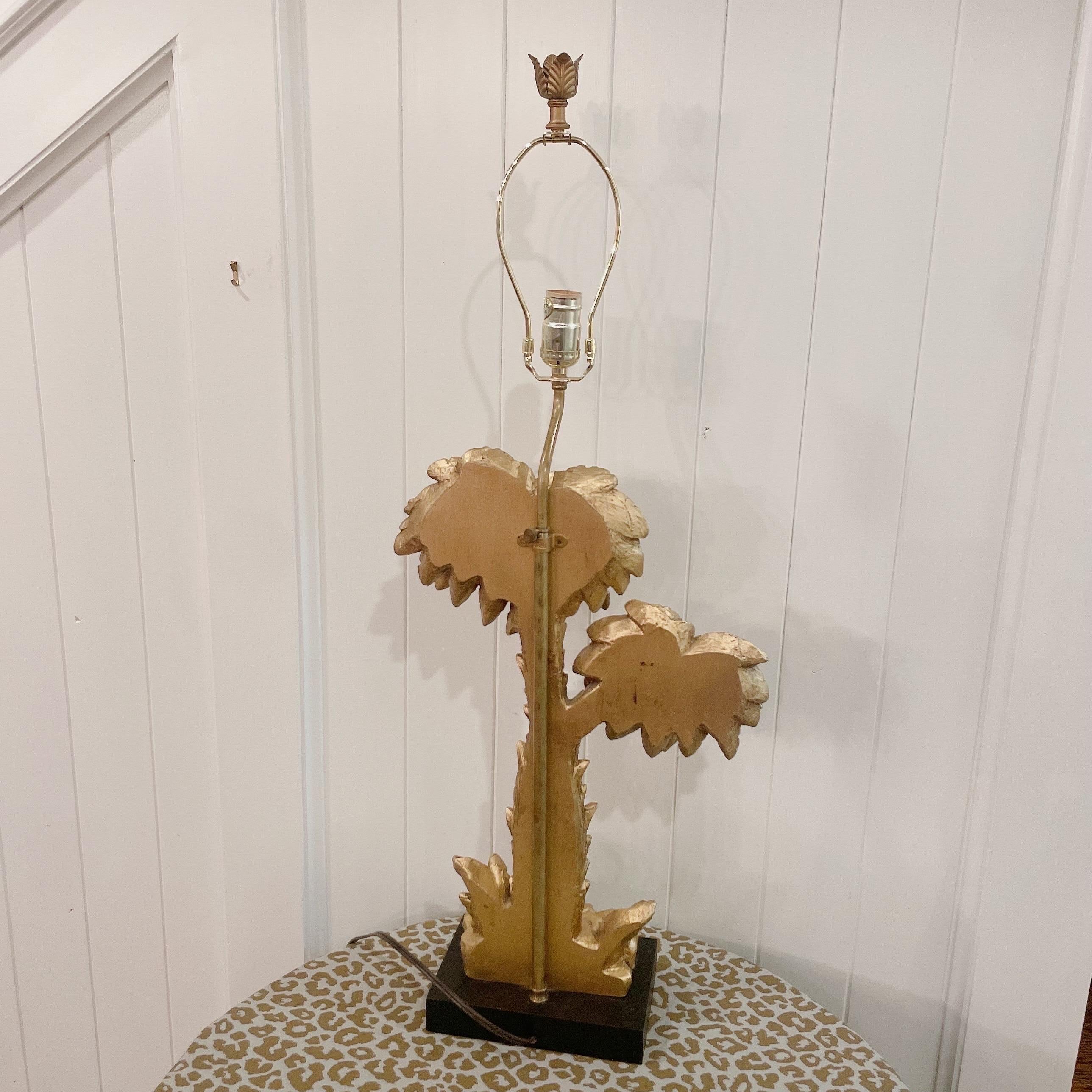 Mitte des 20. Jahrhunderts Hollywood Regency Gold Palmenbaum Palmenblatt Tischlampe im Angebot 3