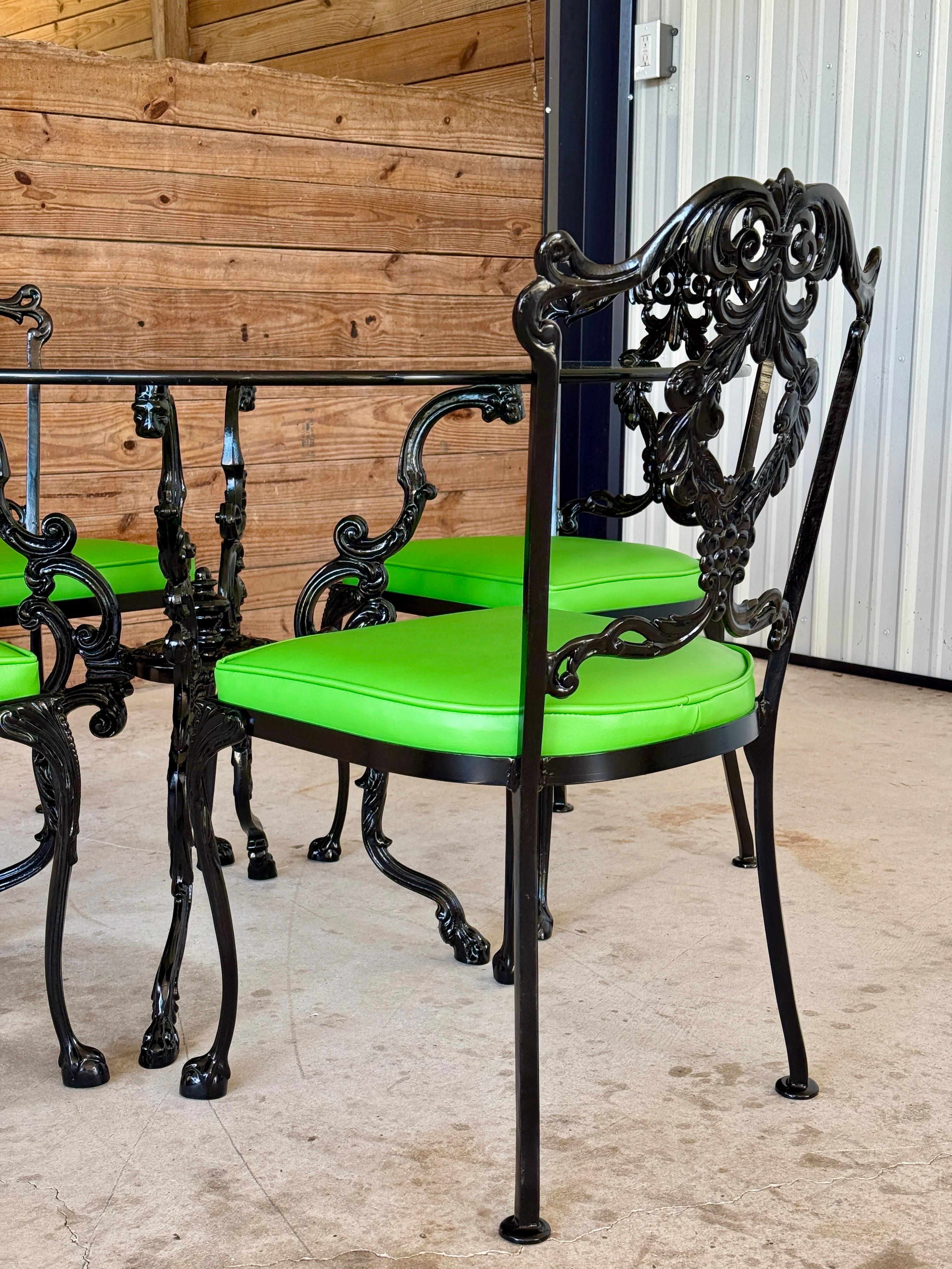 Eleva tu espacio exterior con este llamativo juego de comedor de aluminio fundido Hollywood Regency de mediados del siglo XX, totalmente restaurado con un nuevo acabado de pintura en polvo negra.
El intrincado motivo floral y de volutas aporta una