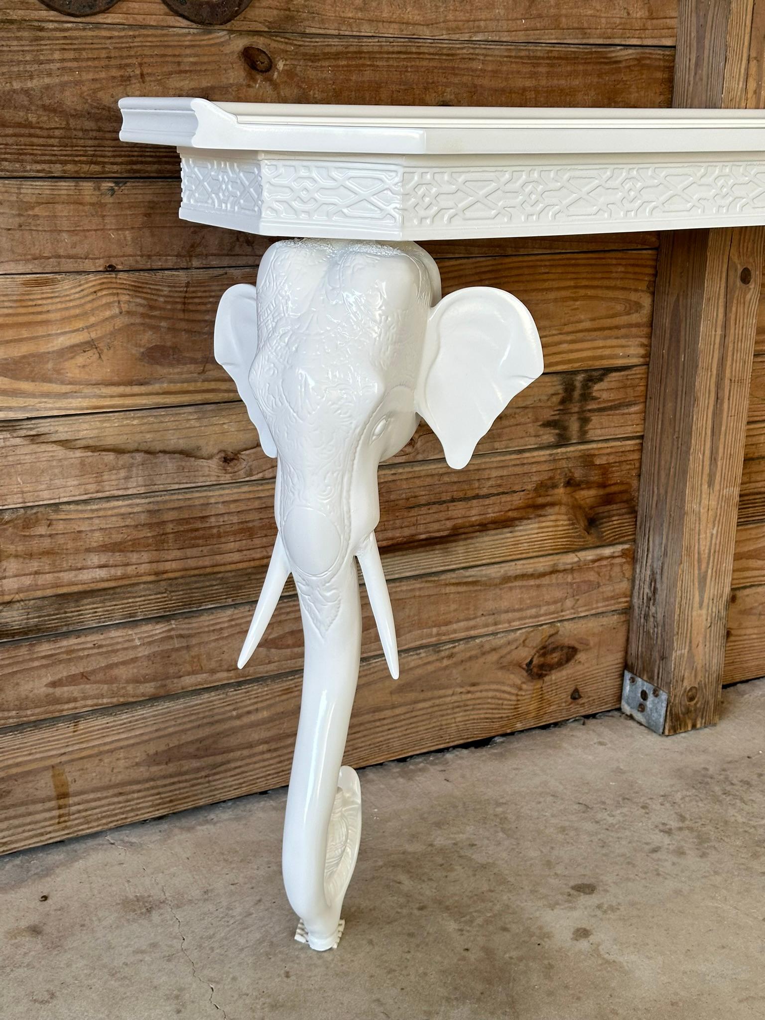 Consola de pared escultórica de elefante tallado de mediados del siglo XX Hollywood Regency Regencia de Hollywood en venta