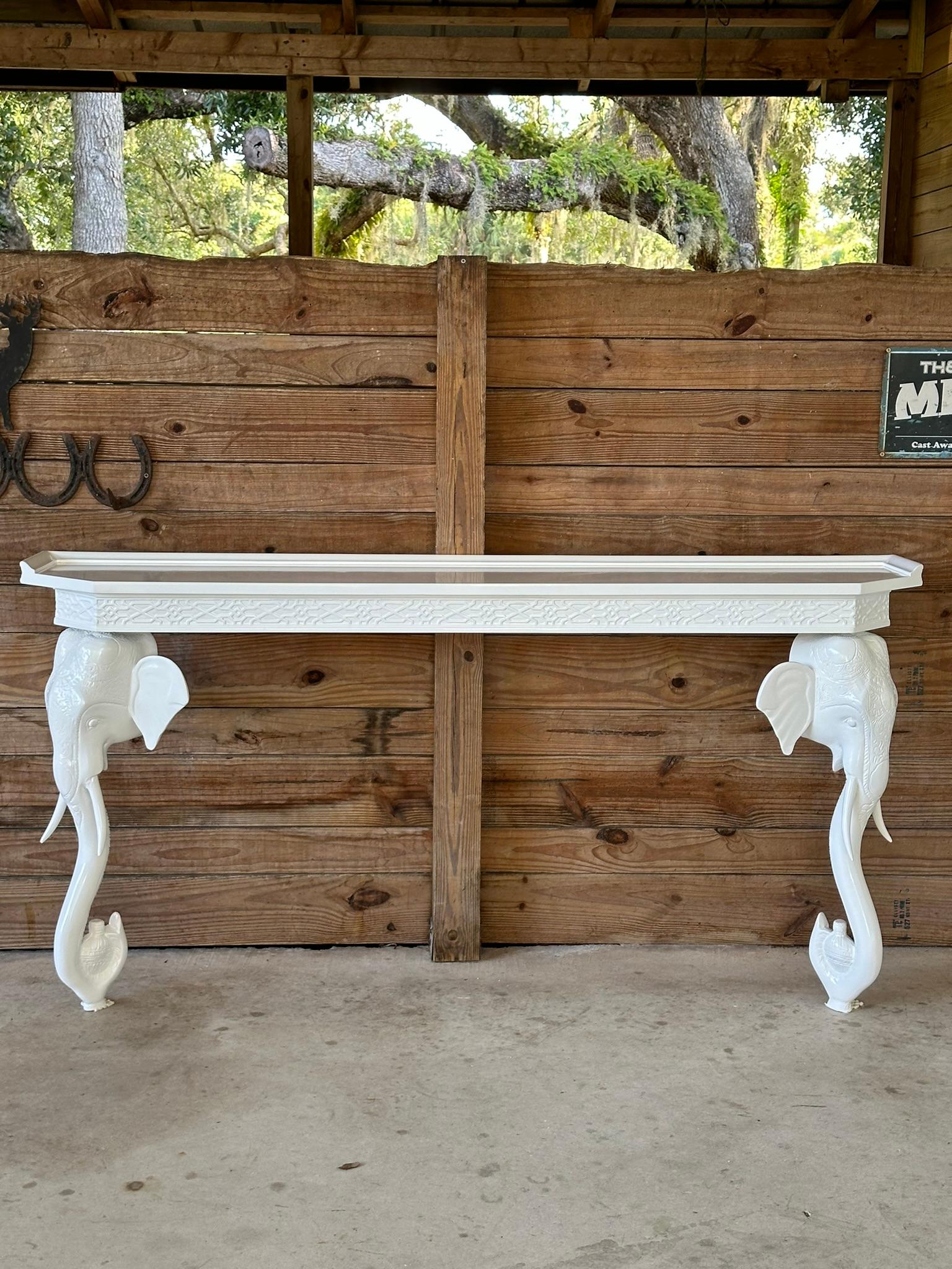 Consola de pared escultórica de elefante tallado de mediados del siglo XX Hollywood Regency Estadounidense en venta