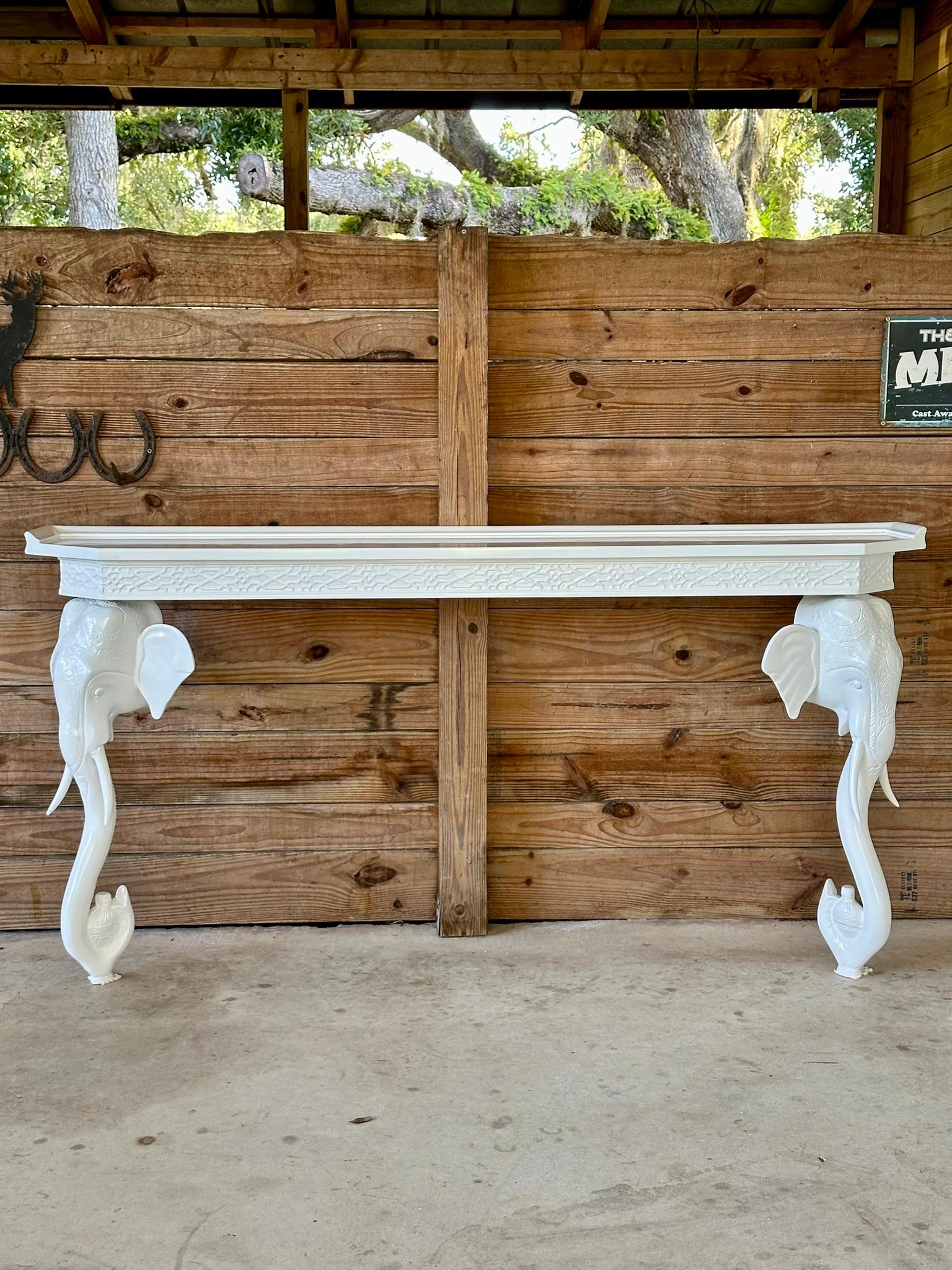 Consola de pared escultórica de elefante tallado de mediados del siglo XX Hollywood Regency Hecho a mano en venta