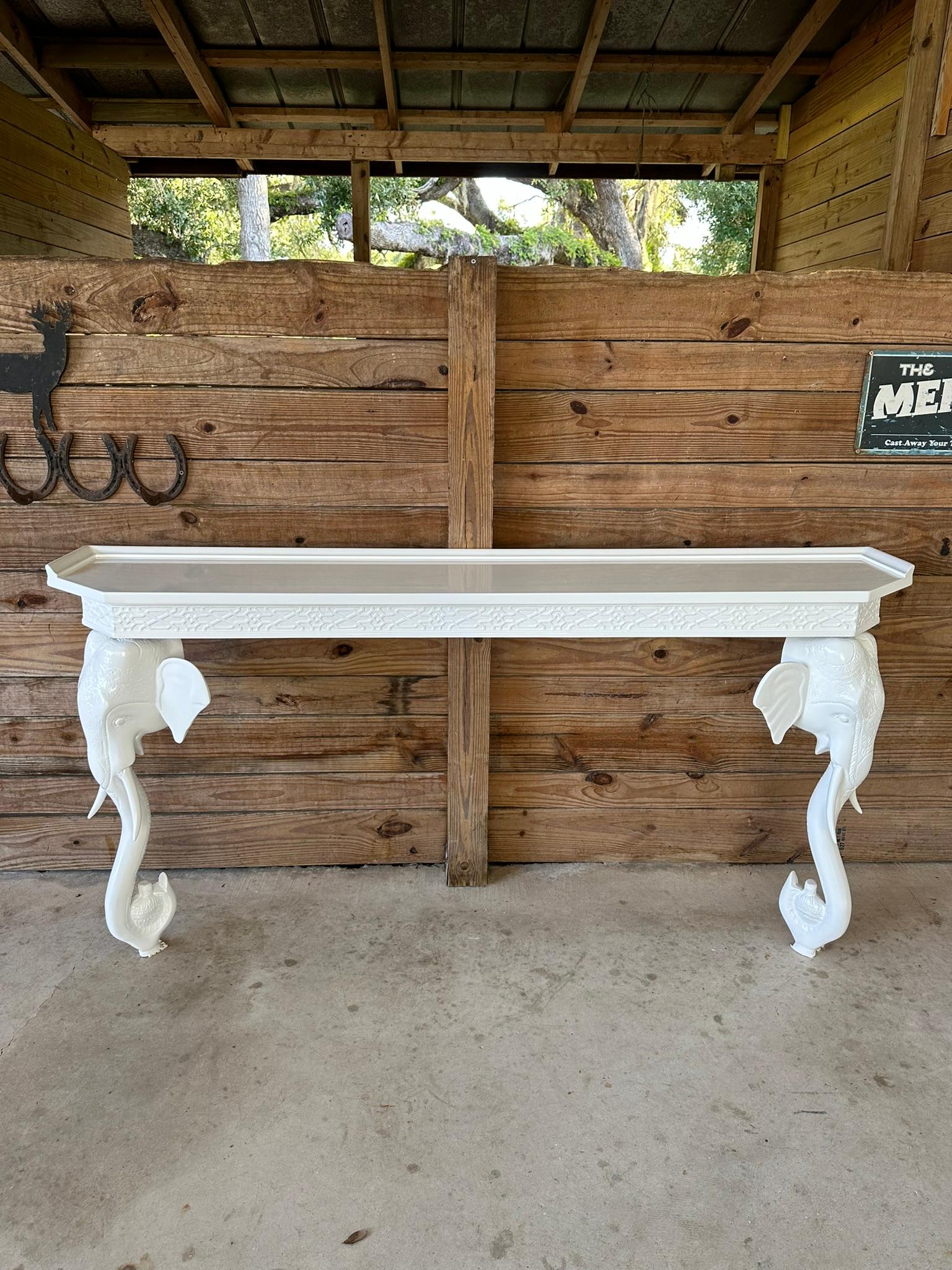 Consola de pared escultórica de elefante tallado de mediados del siglo XX Hollywood Regency en venta 1
