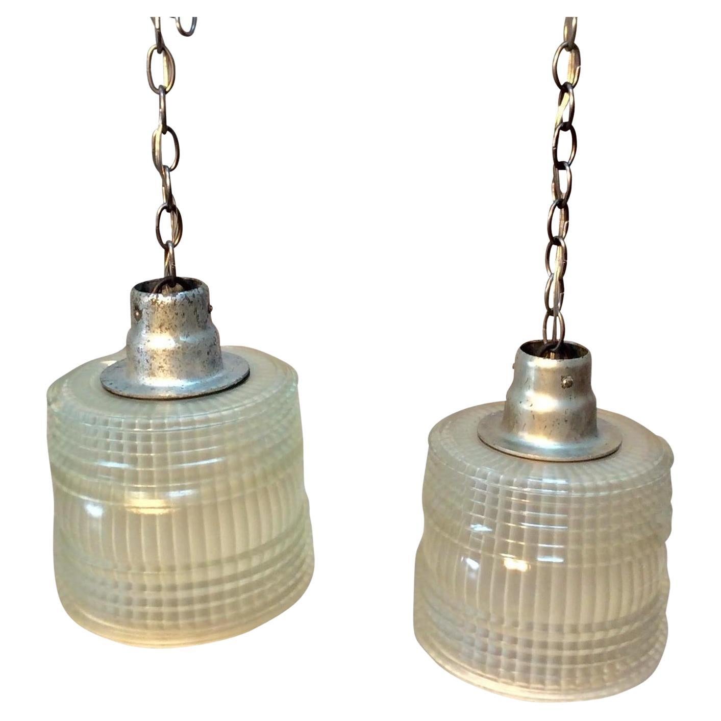 Paire de lampes suspendues françaises en Holophane du milieu du 20e siècle en vente