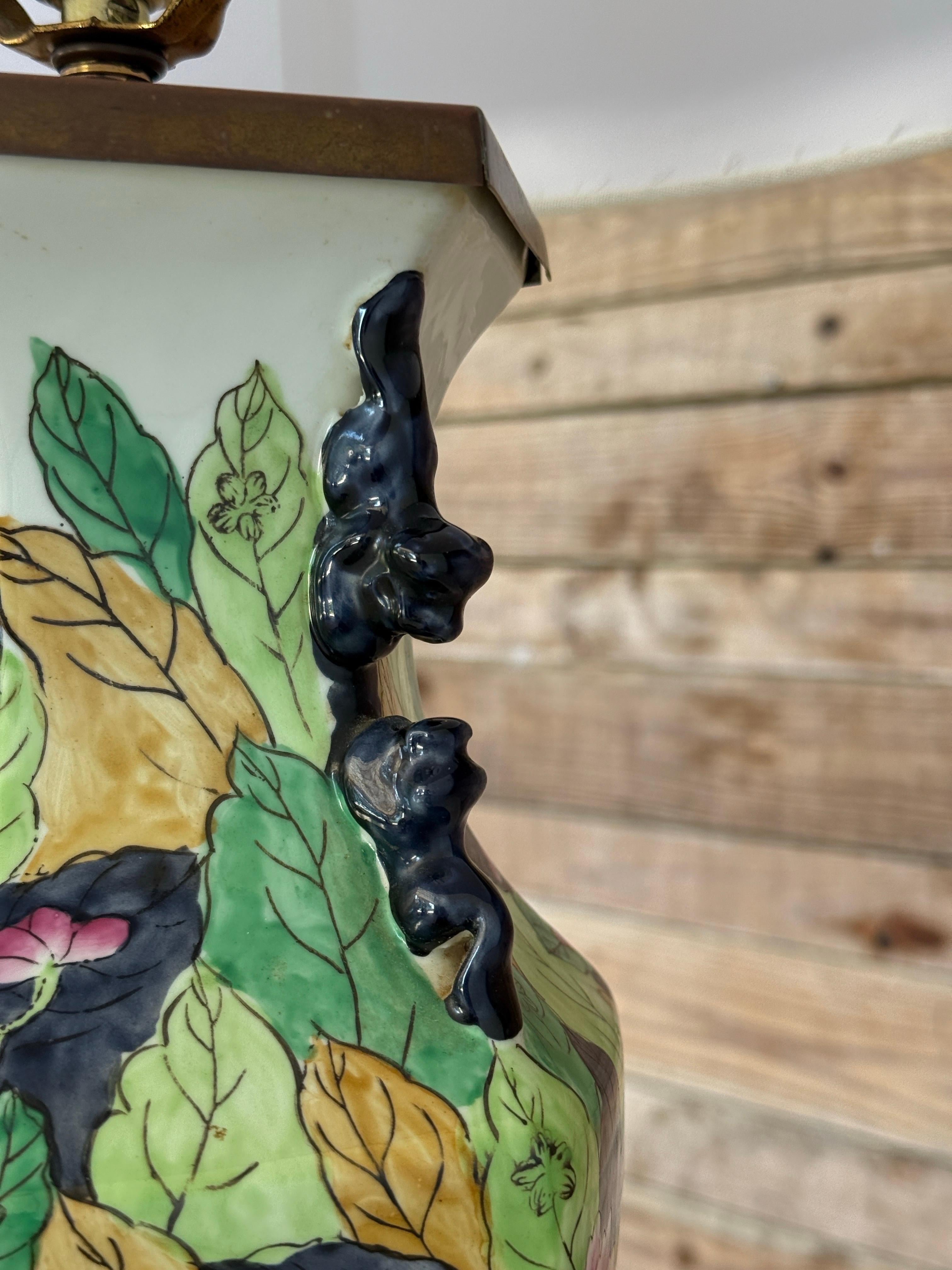 Lampe de table à feuilles de tabac en porcelaine de Hong Kong du milieu du 20e siècle en vente 3