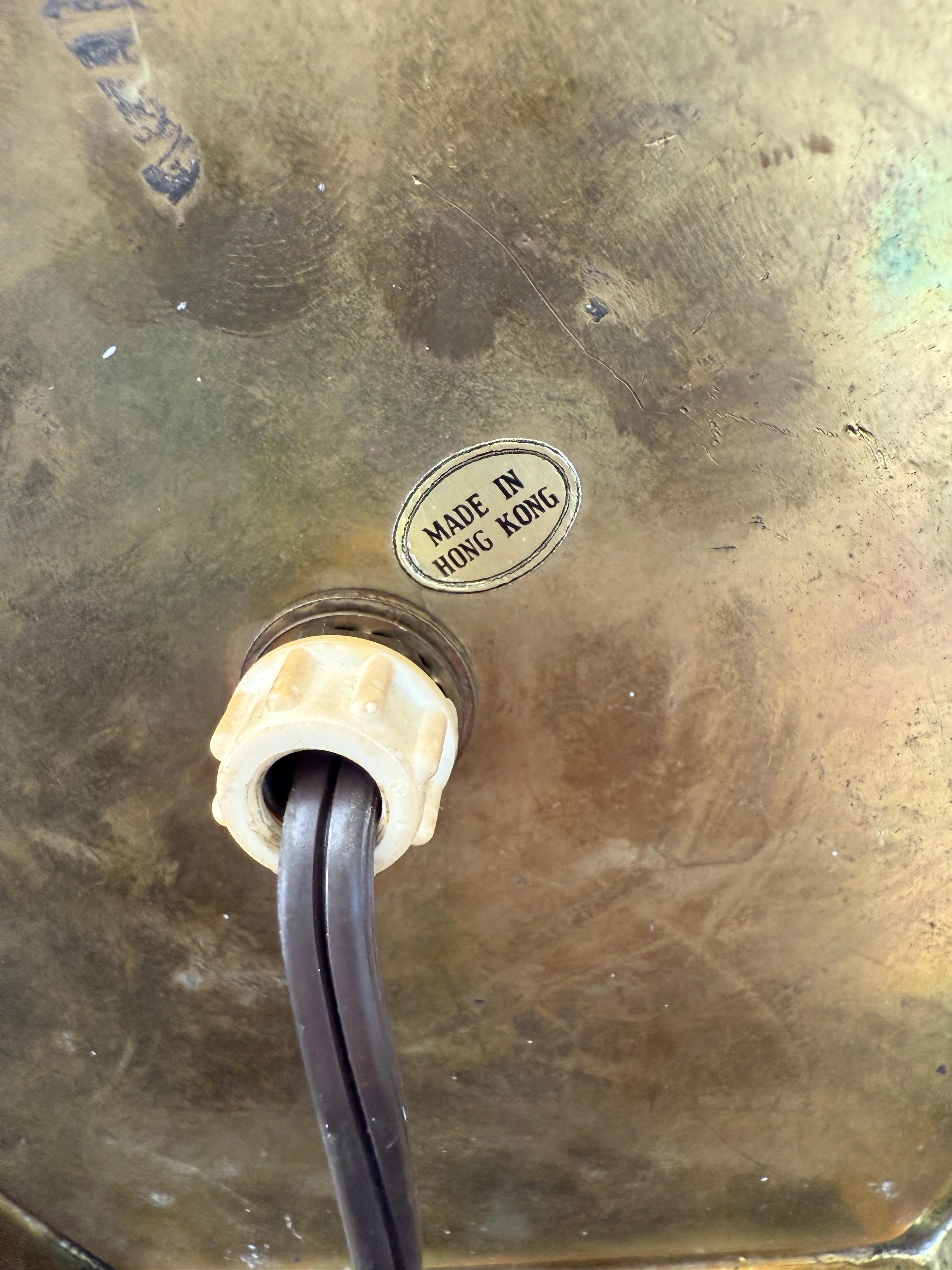 Lampe de table à feuilles de tabac en porcelaine de Hong Kong du milieu du 20e siècle en vente 4