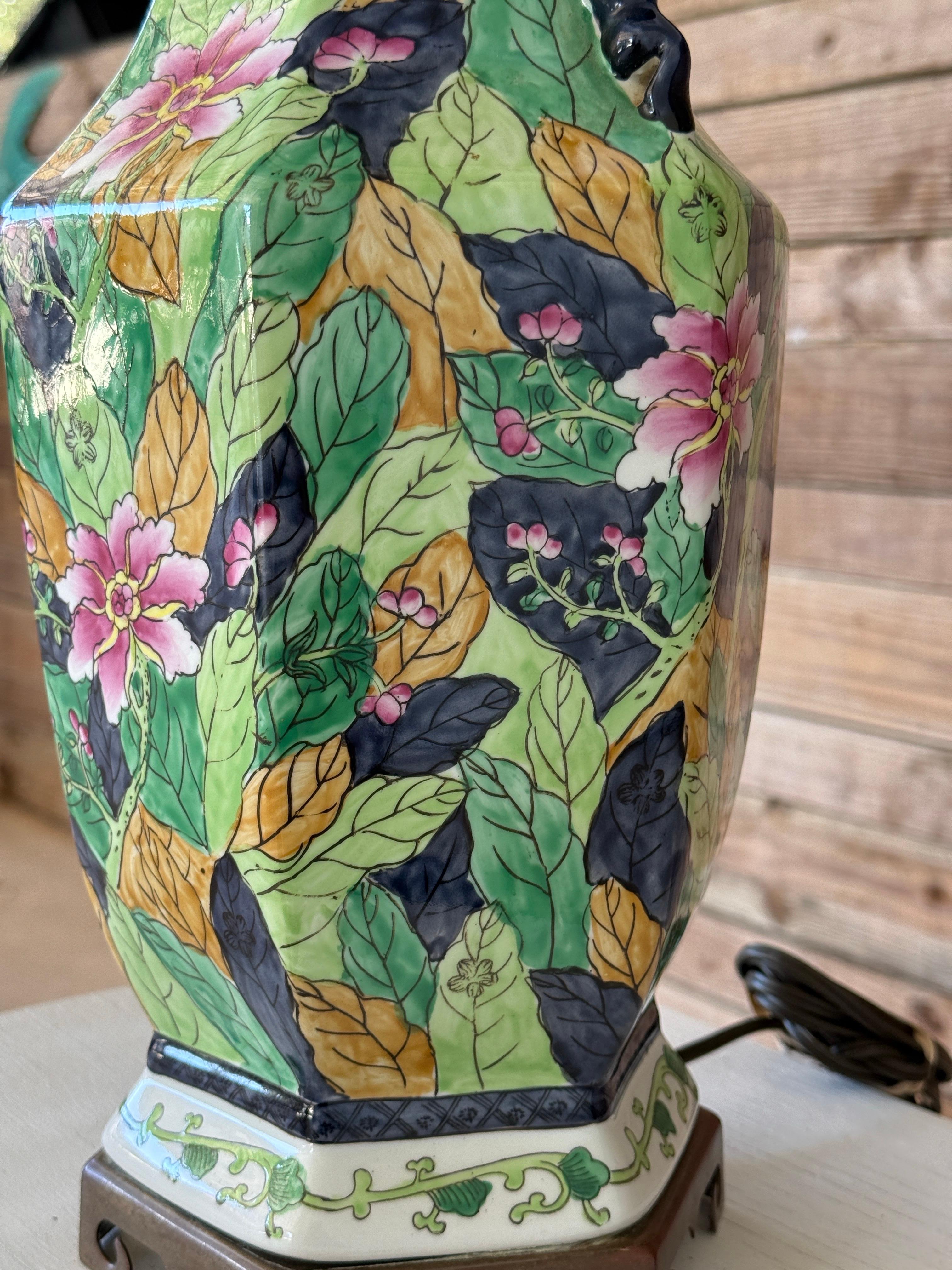 Lampe de table à feuilles de tabac en porcelaine de Hong Kong du milieu du 20e siècle en vente 5