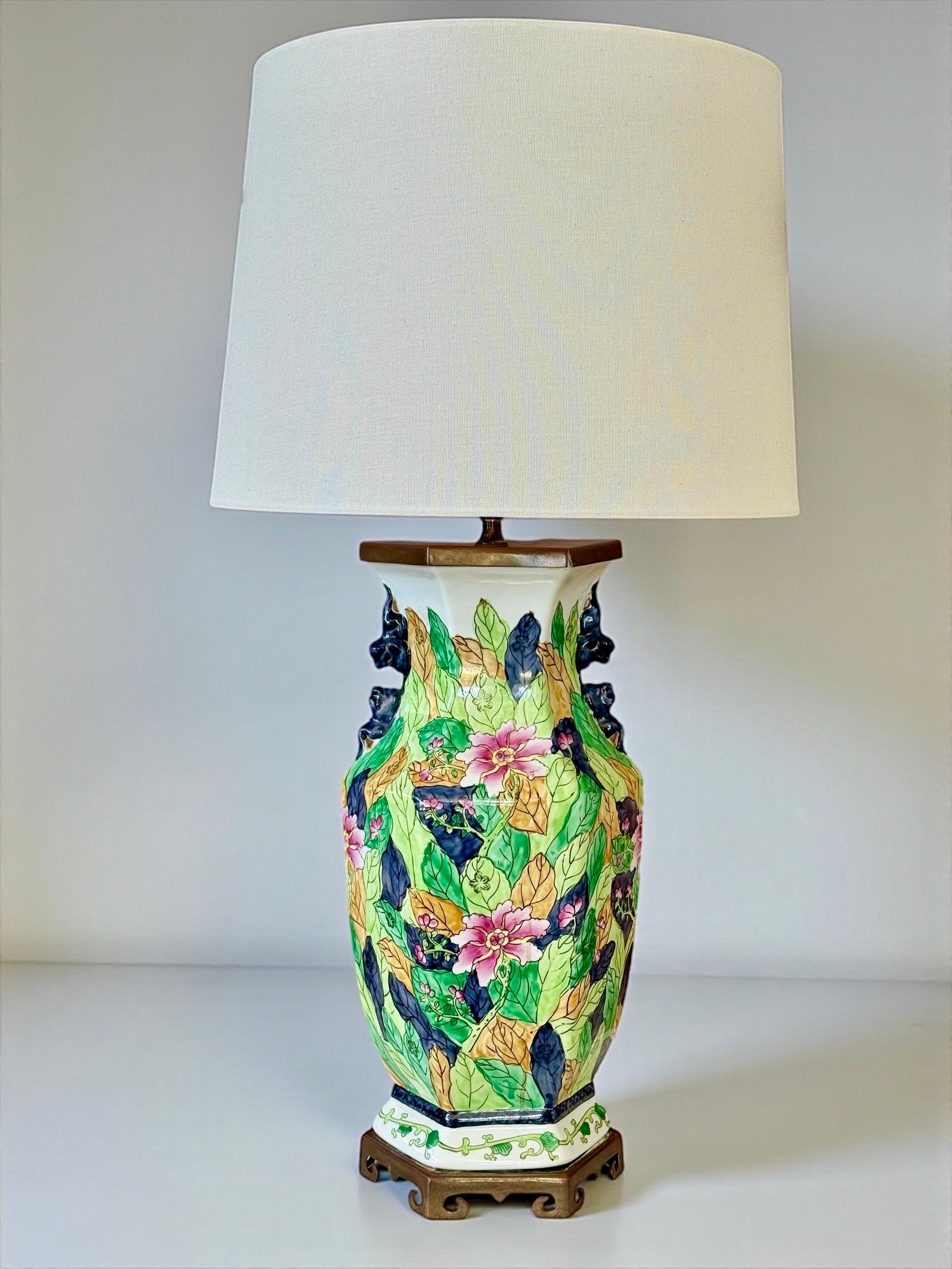 Lampe de table à feuilles de tabac en porcelaine de Hong Kong du milieu du 20e siècle en vente 6