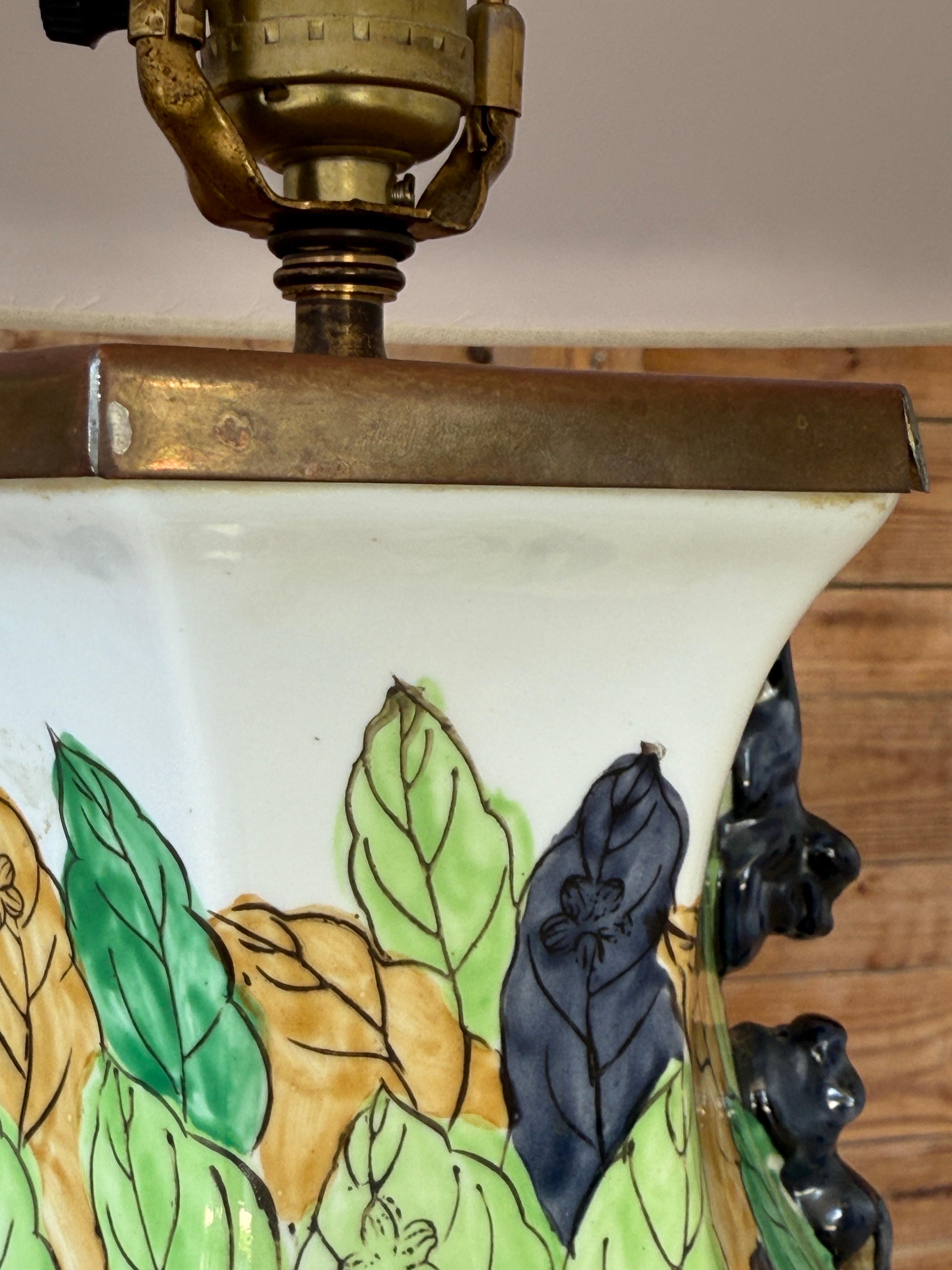 Chinoiseries Lampe de table à feuilles de tabac en porcelaine de Hong Kong du milieu du 20e siècle en vente