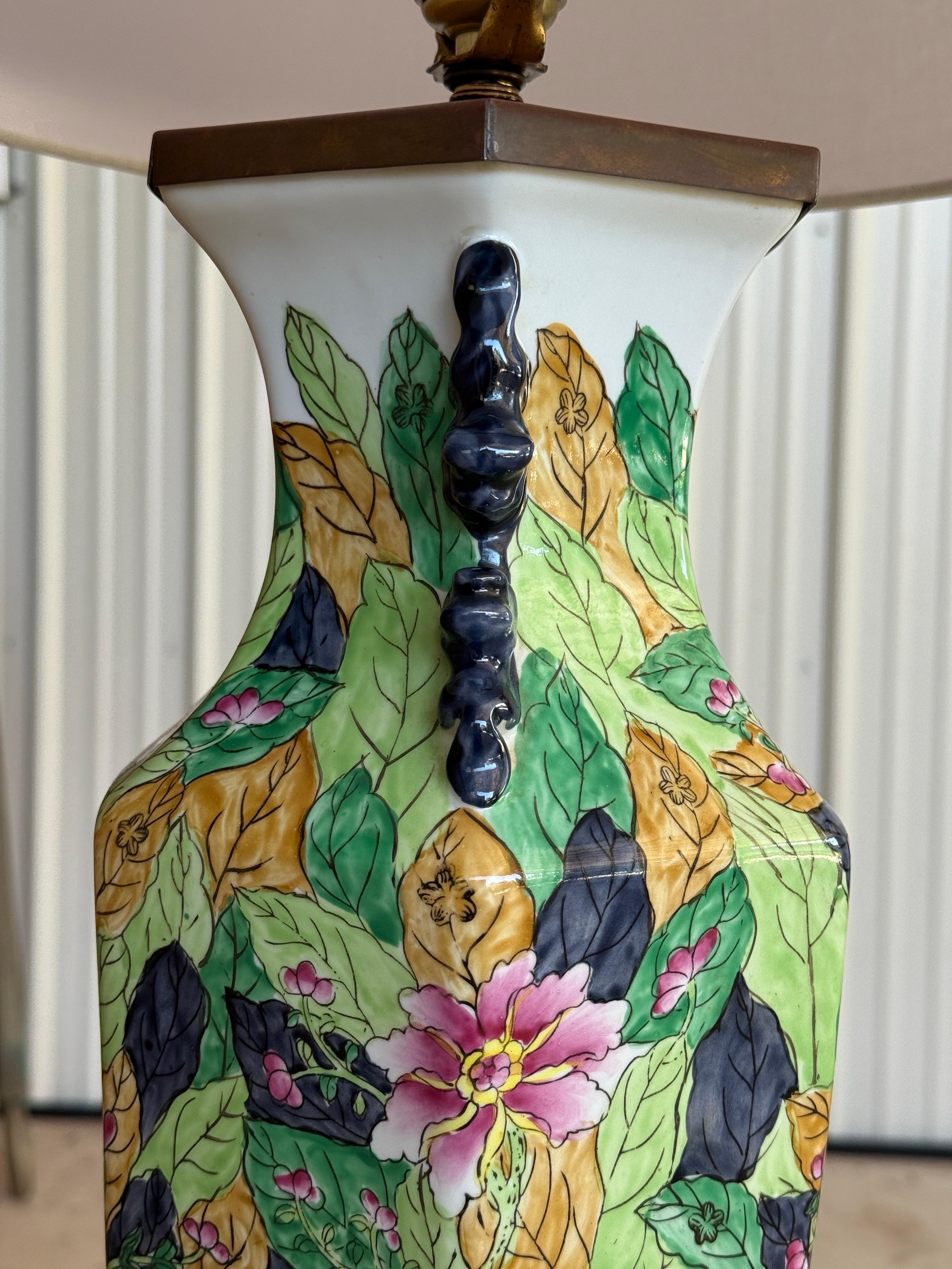 Fait main Lampe de table à feuilles de tabac en porcelaine de Hong Kong du milieu du 20e siècle en vente