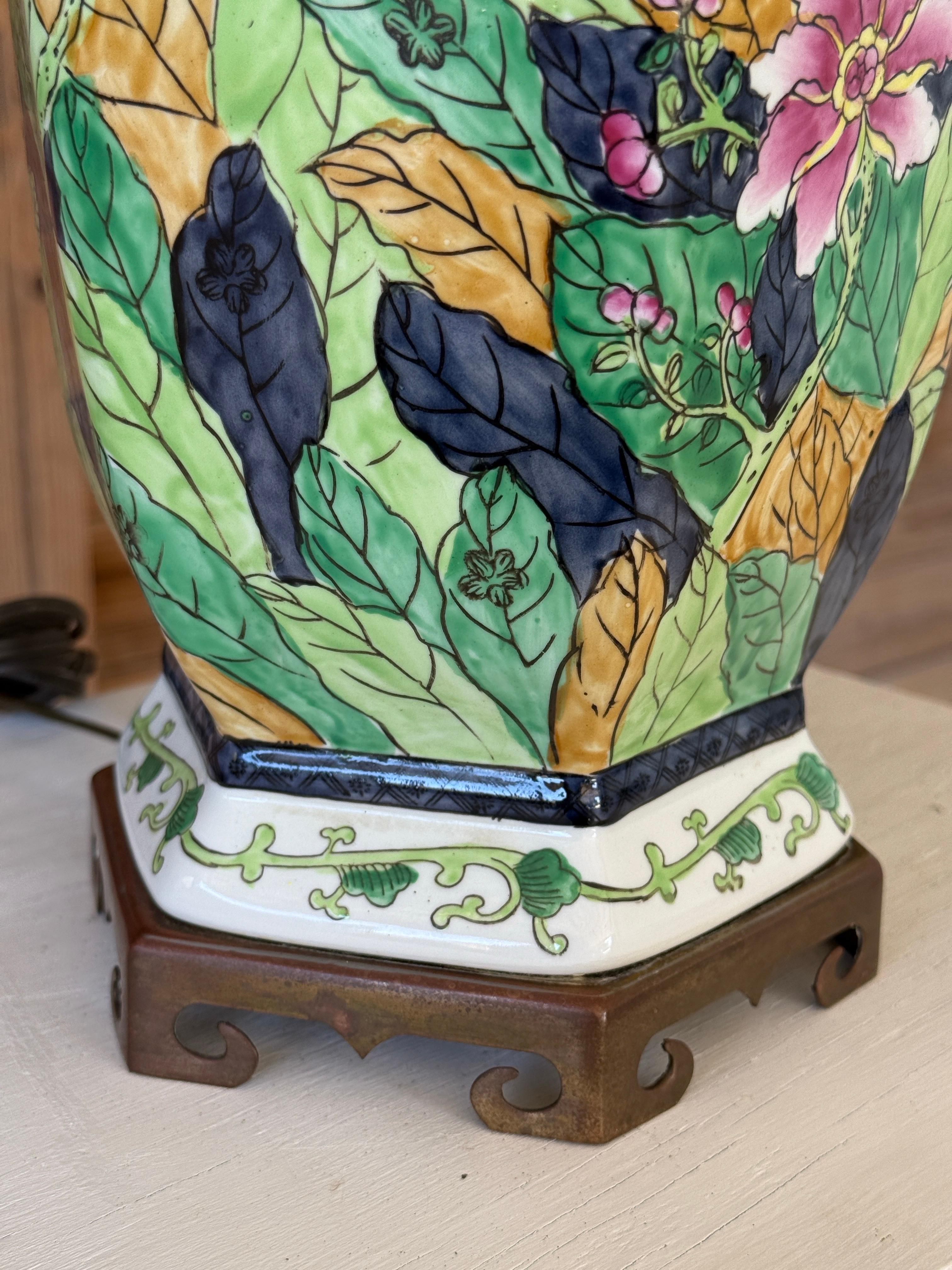 Lampe de table à feuilles de tabac en porcelaine de Hong Kong du milieu du 20e siècle Bon état - En vente à North Fort Myers, FL