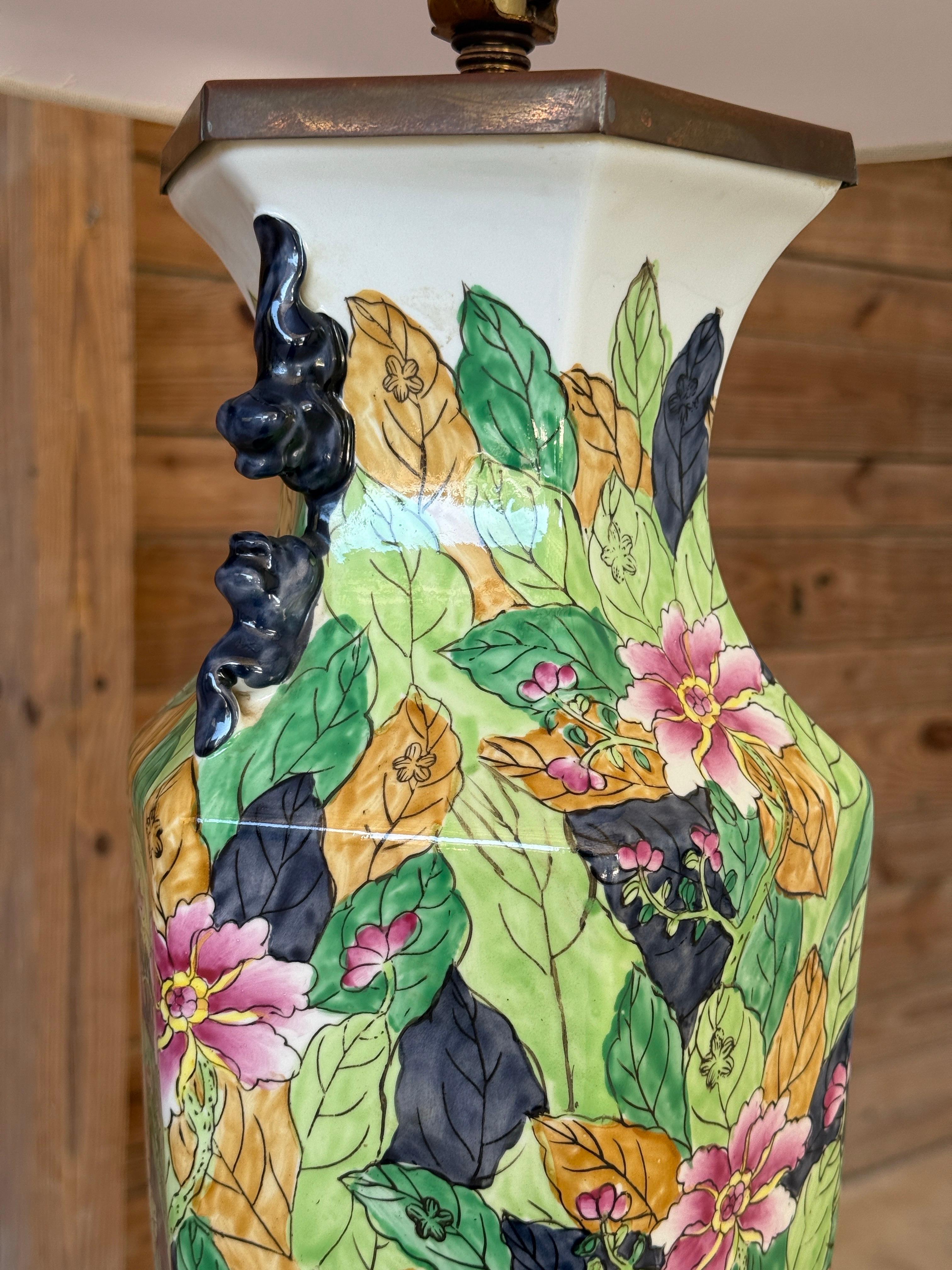 20ième siècle Lampe de table à feuilles de tabac en porcelaine de Hong Kong du milieu du 20e siècle en vente