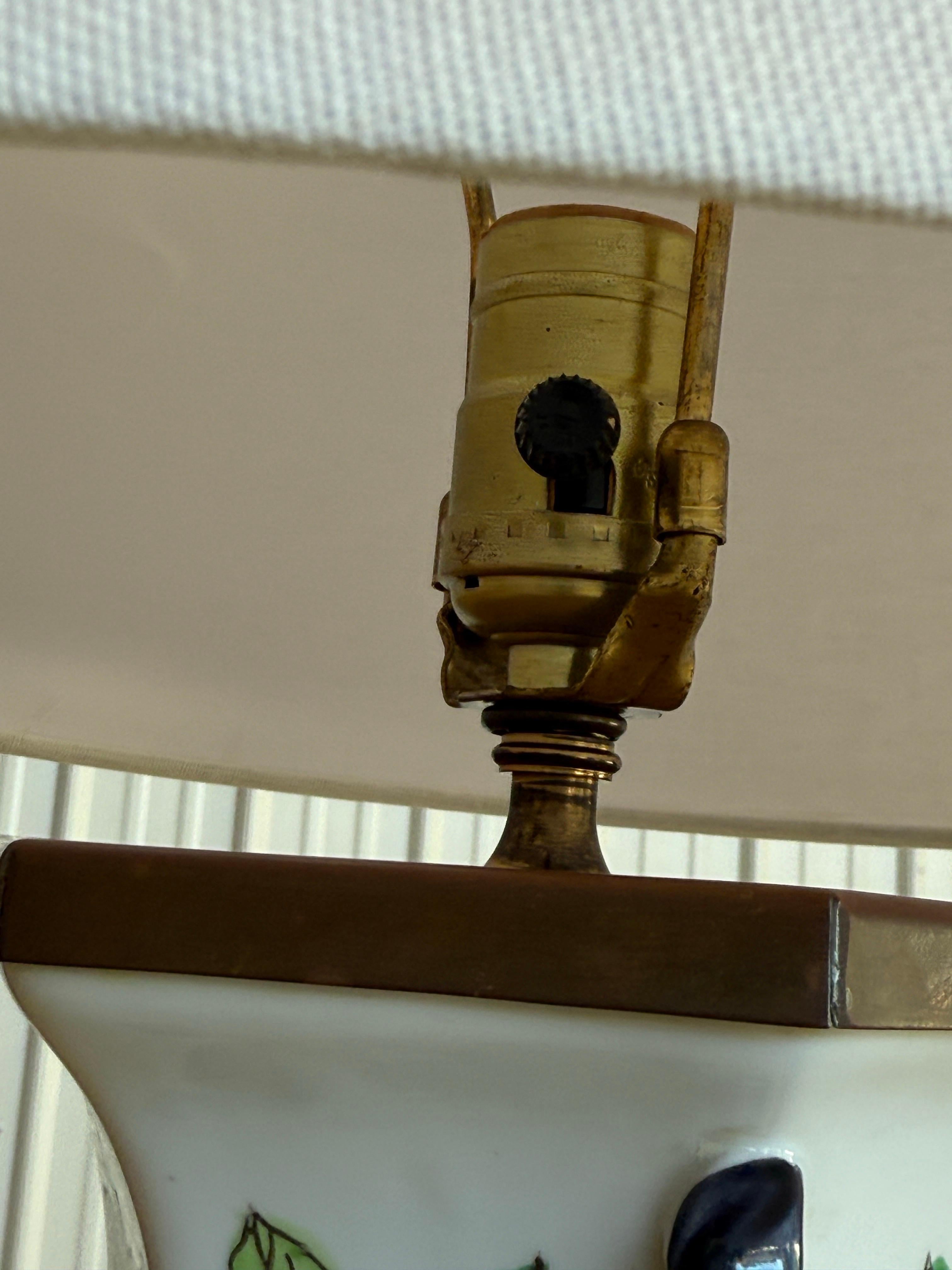 Porcelaine Lampe de table à feuilles de tabac en porcelaine de Hong Kong du milieu du 20e siècle en vente