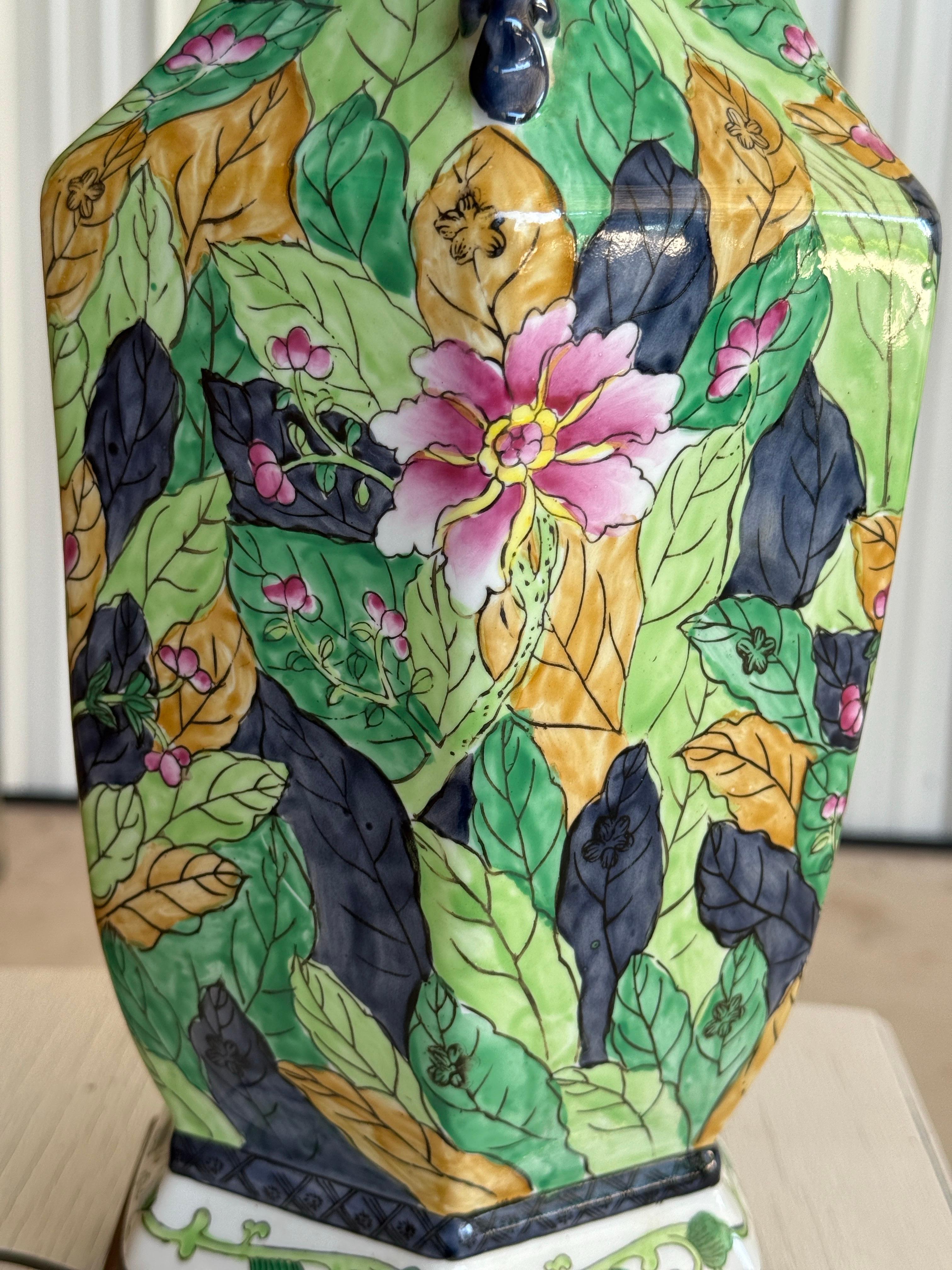 Lampe de table à feuilles de tabac en porcelaine de Hong Kong du milieu du 20e siècle en vente 1