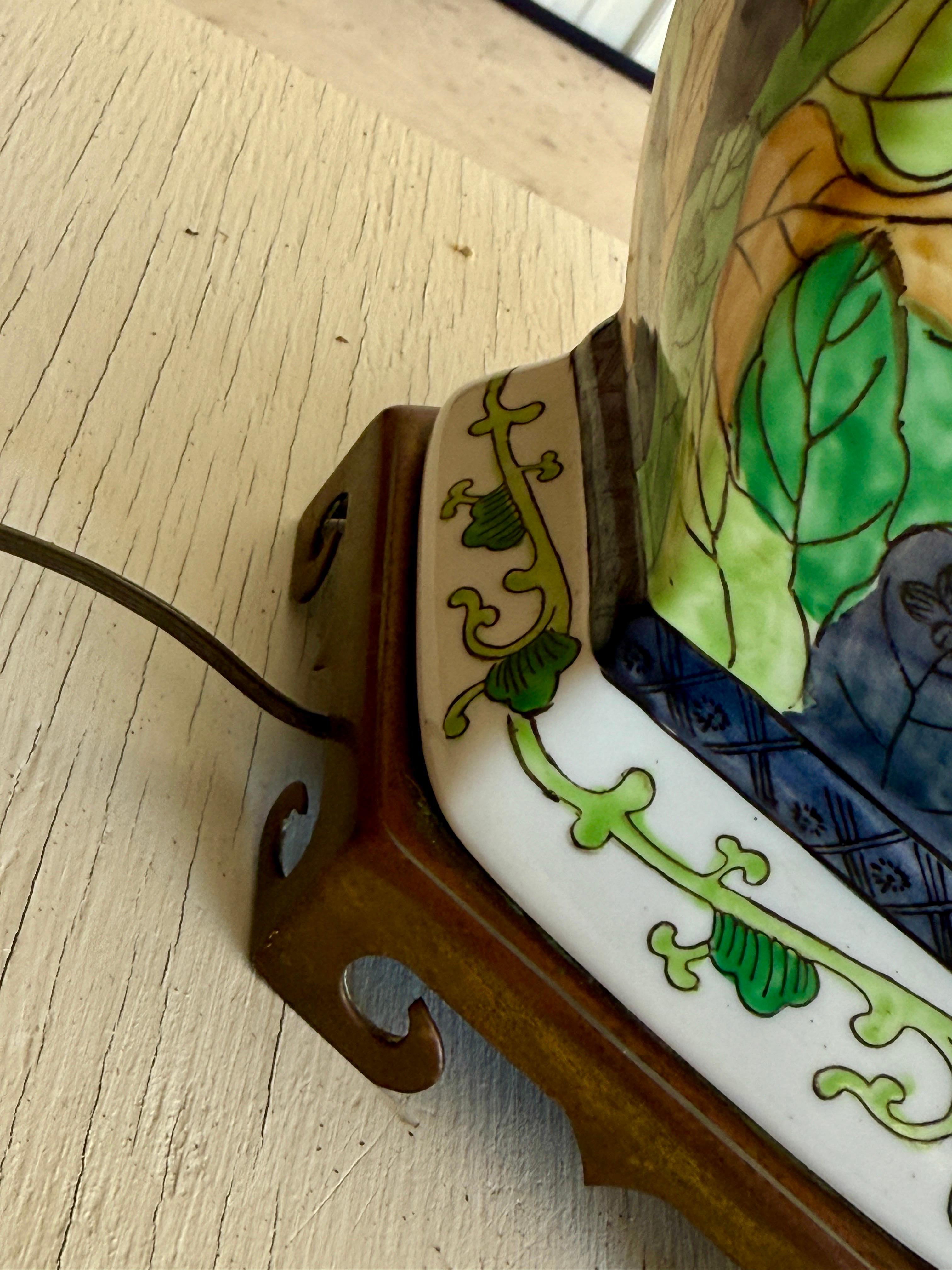 Lampe de table à feuilles de tabac en porcelaine de Hong Kong du milieu du 20e siècle en vente 2