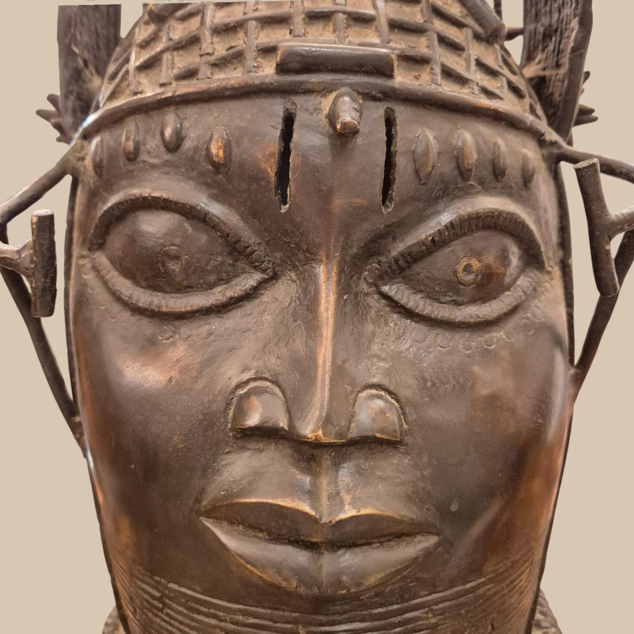 Tribale Testa reale in bronzo in stile Ife della metà del XX secolo, Benin in vendita