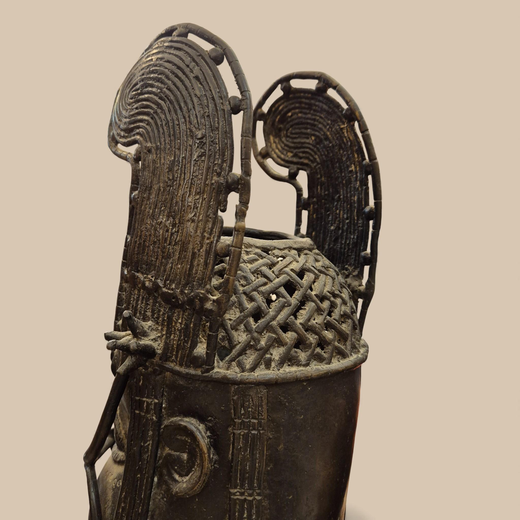Bronze Tête royale en bronze de style Ife du milieu du XXe siècle, Bénin en vente
