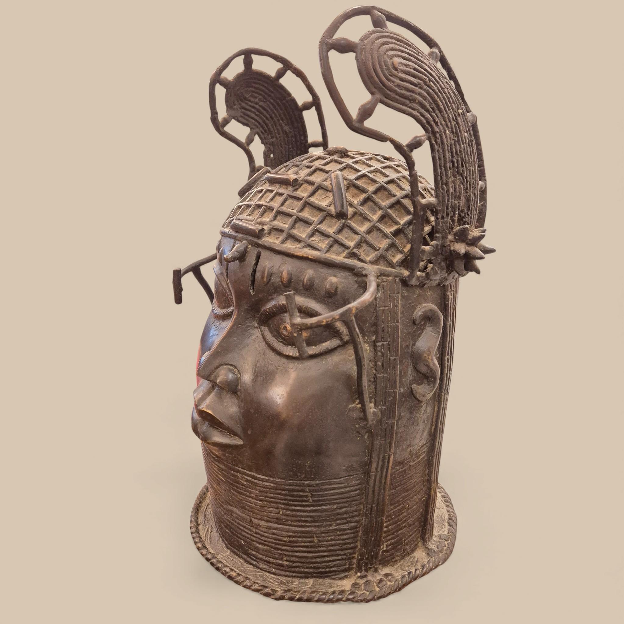 Bronzo Testa reale in bronzo in stile Ife della metà del XX secolo, Benin in vendita