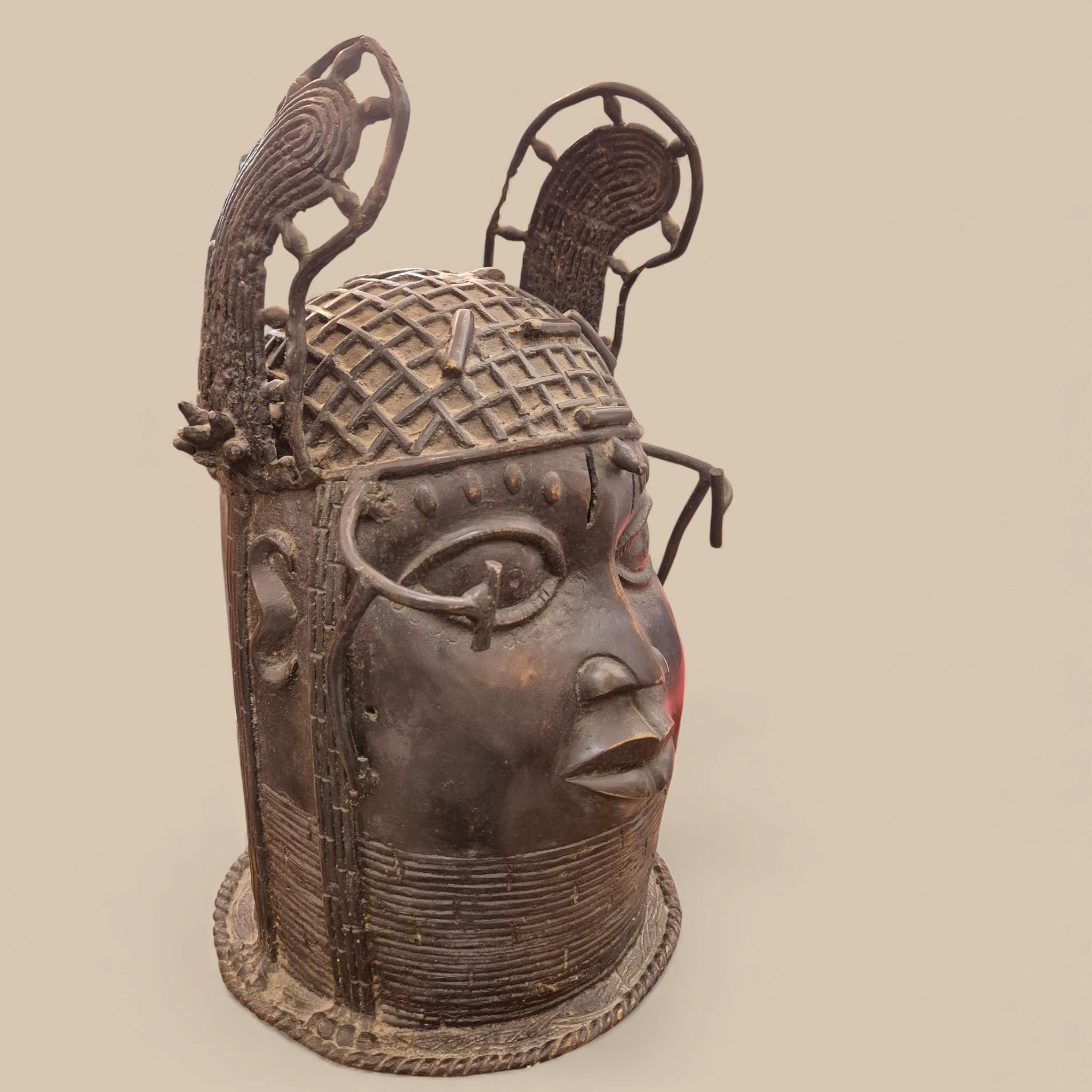 Testa reale in bronzo in stile Ife della metà del XX secolo, Benin in vendita 1