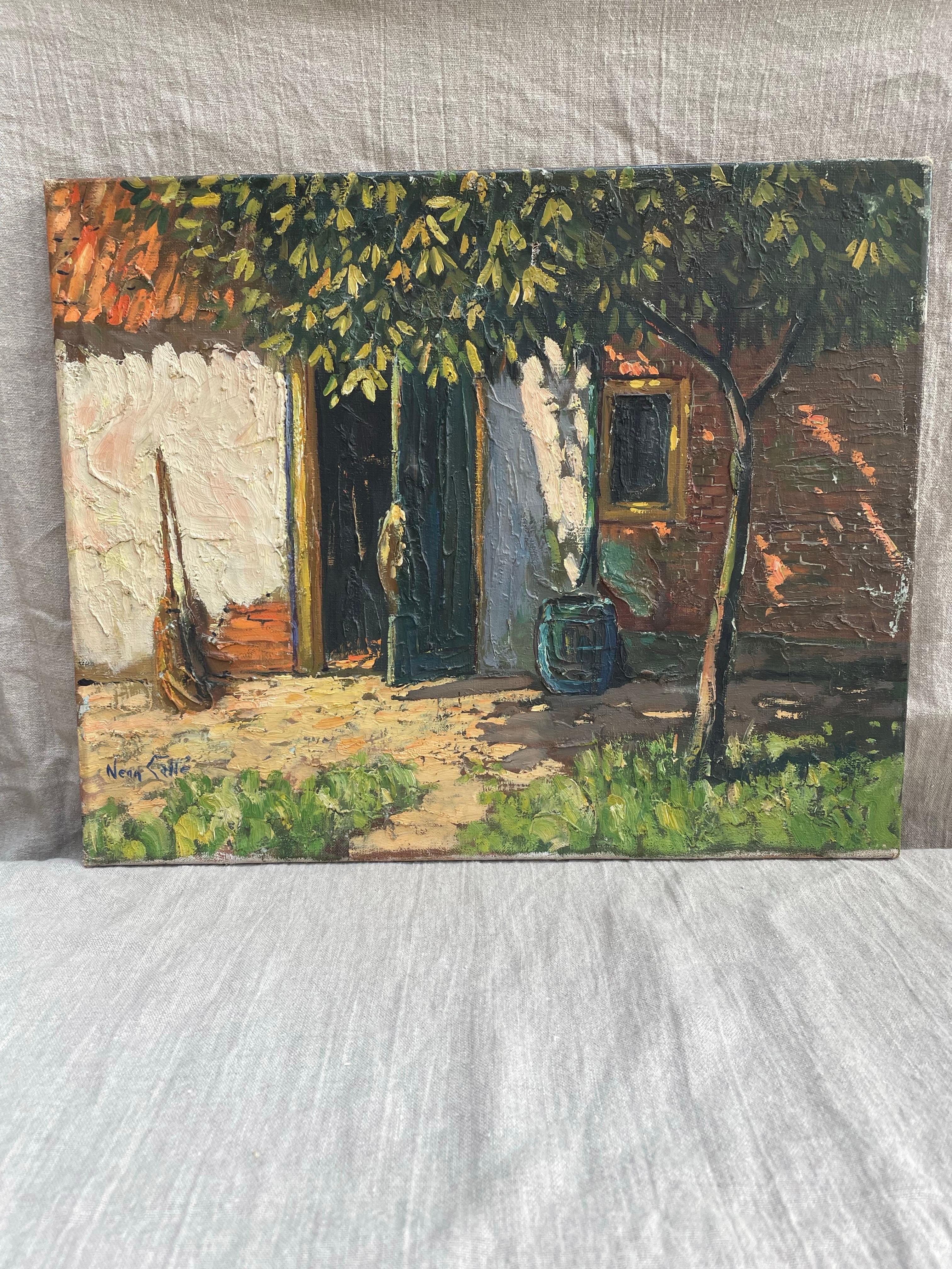 Une charmante scène de cour rustique, peinte dans un style d'empâtement audacieux et signée Nean Gallé en bas à gauche. Exécutée à l'huile sur toile, l'œuvre capture la chaleur d'un après-midi ensoleillé : des ombres pommelées tombent sur le mur en