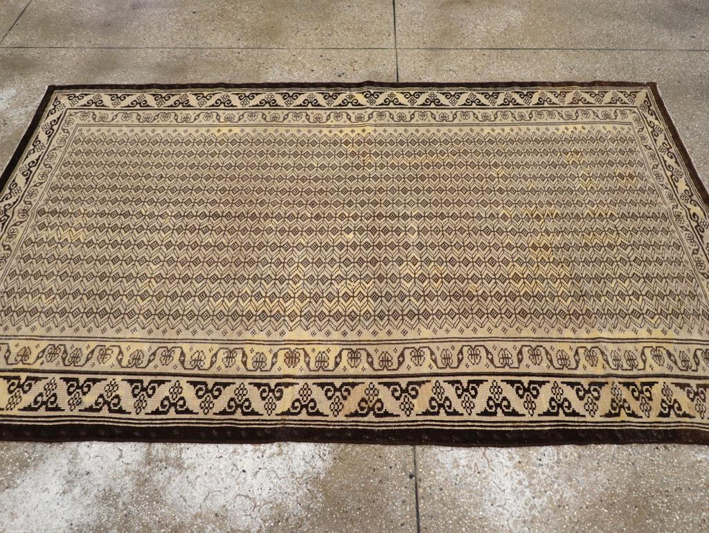 Mid-20th Century Indian Agra Accent Rug In Fair Condition For Sale In New York, NY