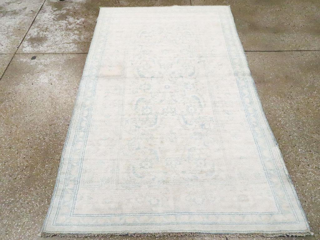 Un tappeto vintage in cotone indiano Agra. I toni del blu e del grigio chiaro dominano questo spargimento dell'India settentrionale con un'enorme variante del motivo Herati con suggestive 