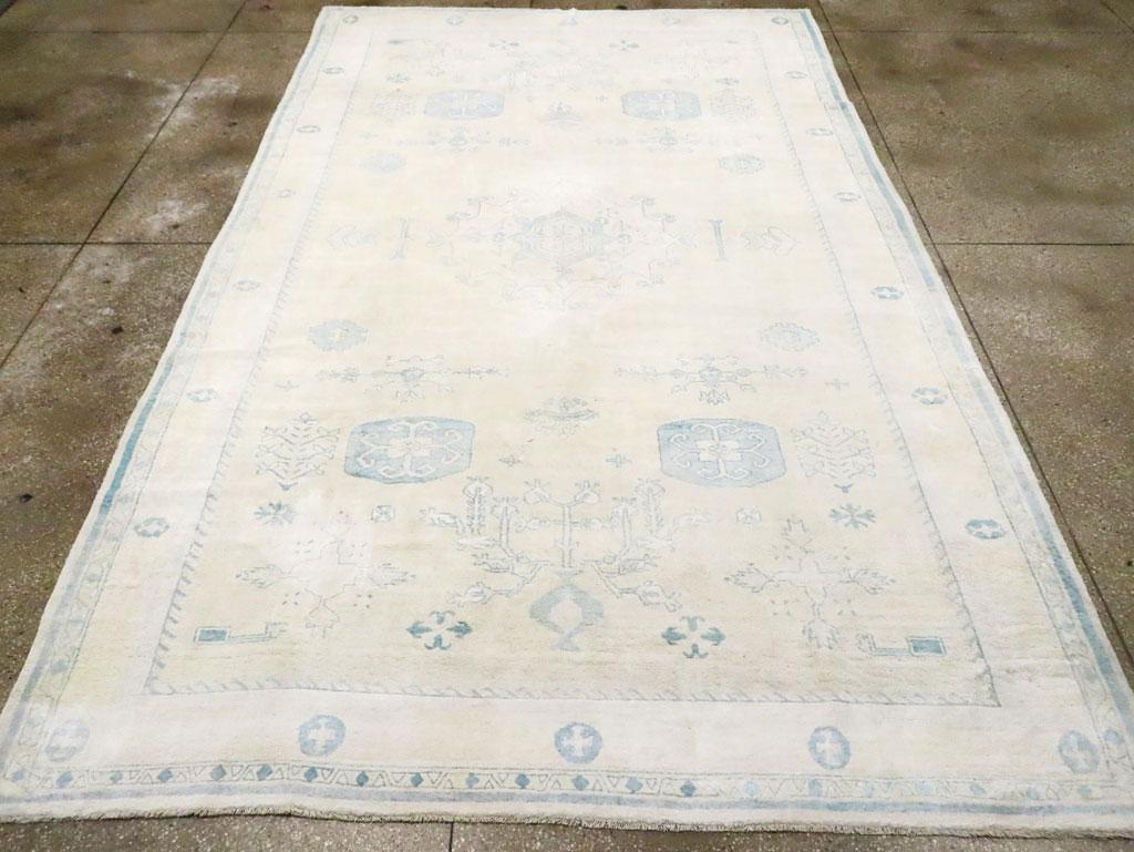 Un tappeto vintage di cotone indiano Agra realizzato a mano nella metà del XX secolo.

Misure: 7' 10