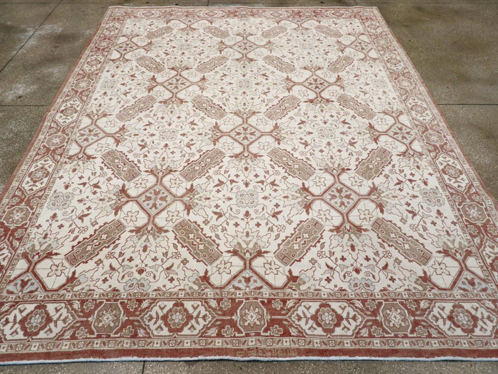 Nodi asimmetrici in cotone su una base di cotone. I tappeti a vello interamente in cotone sono principalmente una creazione indiana, la maggior parte dei quali ha origine ad Agra. In questo pezzo, il campo color sabbia presenta un audace reticolo di