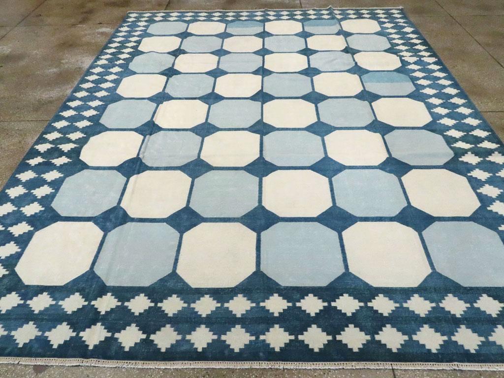 Mid-20th Century Indian Flat-Weave Dhurrie Room Size Carpet in Blue and White In Excellent Condition In New York, NY