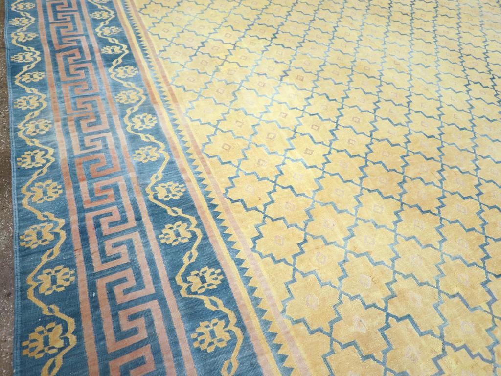 Indischer Flachgewebe Dhurrie-Teppich in Zimmergröße aus der Mitte des 20. Jahrhunderts (Kelim) im Angebot