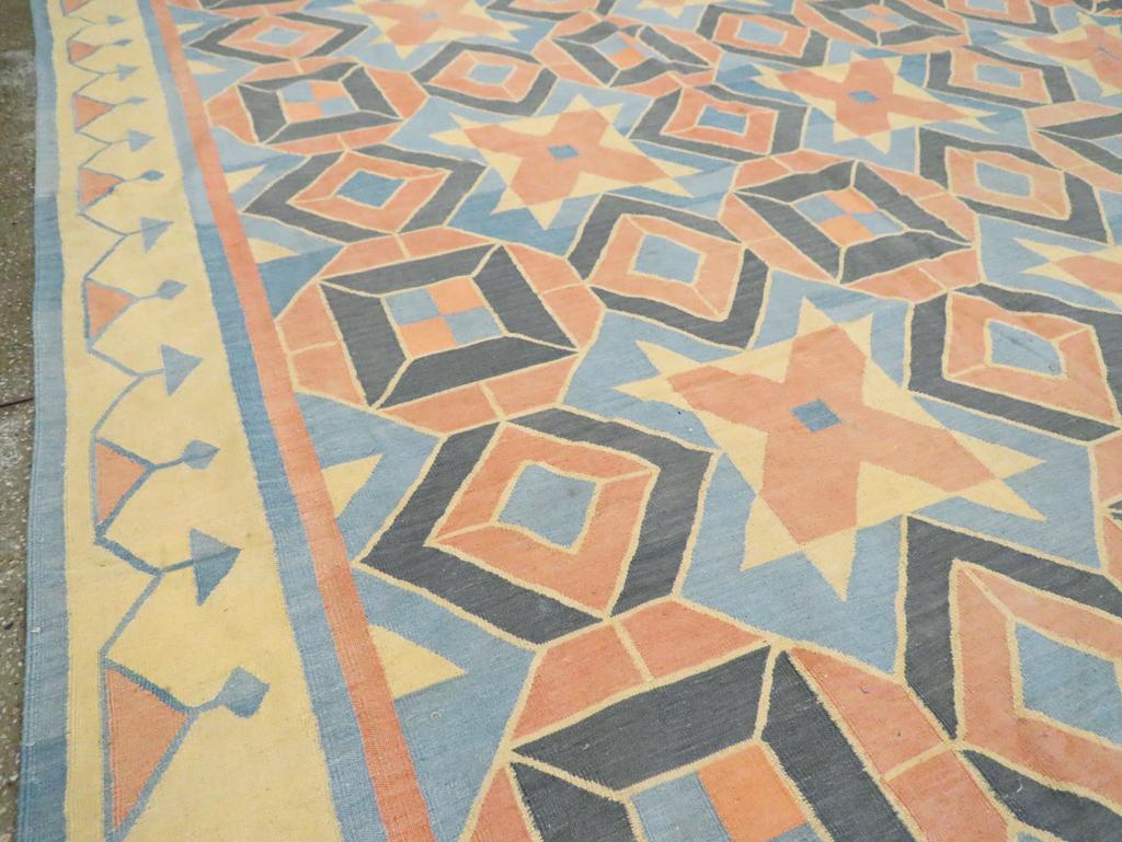 Kilim Tappeto indiano a trama piatta Dhurrie di grandi dimensioni della metà del XX secolo, ROOMS in vendita