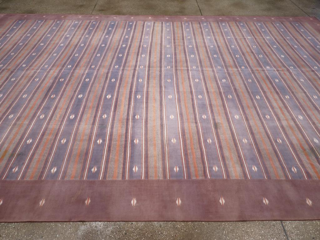 Indischer Flachgewebe Dhurrie-Teppich in Zimmergröße aus der Mitte des 20. Jahrhunderts (Handgewebt) im Angebot